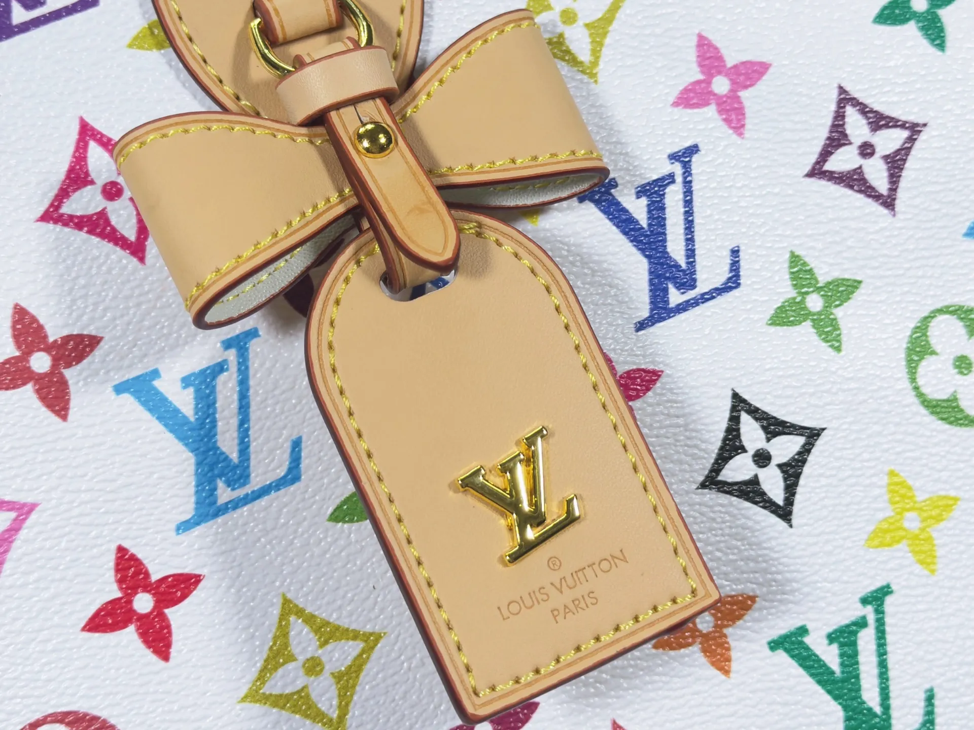 P240 M27787 M27839 New version Upgraded original version This Neverfull medium handbag is drawn from the Louis Vuitton x Takashi Murakami reissue series. It uses colorful Monogram coated canvas to create a delicate configuration, and cleverly reinterprets the brand's classic elements with the smart style of Japanese artist Takashi Murakami. The tote bag has straps on both sides that can be tightened or stretched to create a unique look. The slim handle makes it easy to carry over the shoulder or elbow, and the removable zipper bag can be used as a clutch or pocket.  28 x 14 x 31 cm (height x width x length)