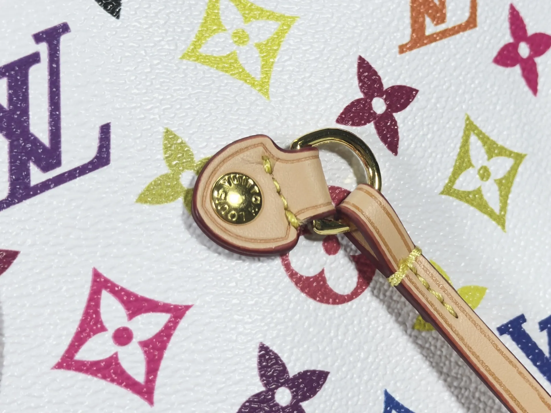 P240 M27787 M27839 New version Upgraded original version This Neverfull medium handbag is drawn from the Louis Vuitton x Takashi Murakami reissue series. It uses colorful Monogram coated canvas to create a delicate configuration, and cleverly reinterprets the brand's classic elements with the smart style of Japanese artist Takashi Murakami. The tote bag has straps on both sides that can be tightened or stretched to create a unique look. The slim handle makes it easy to carry over the shoulder or elbow, and the removable zipper bag can be used as a clutch or pocket.  28 x 14 x 31 cm (height x width x length)