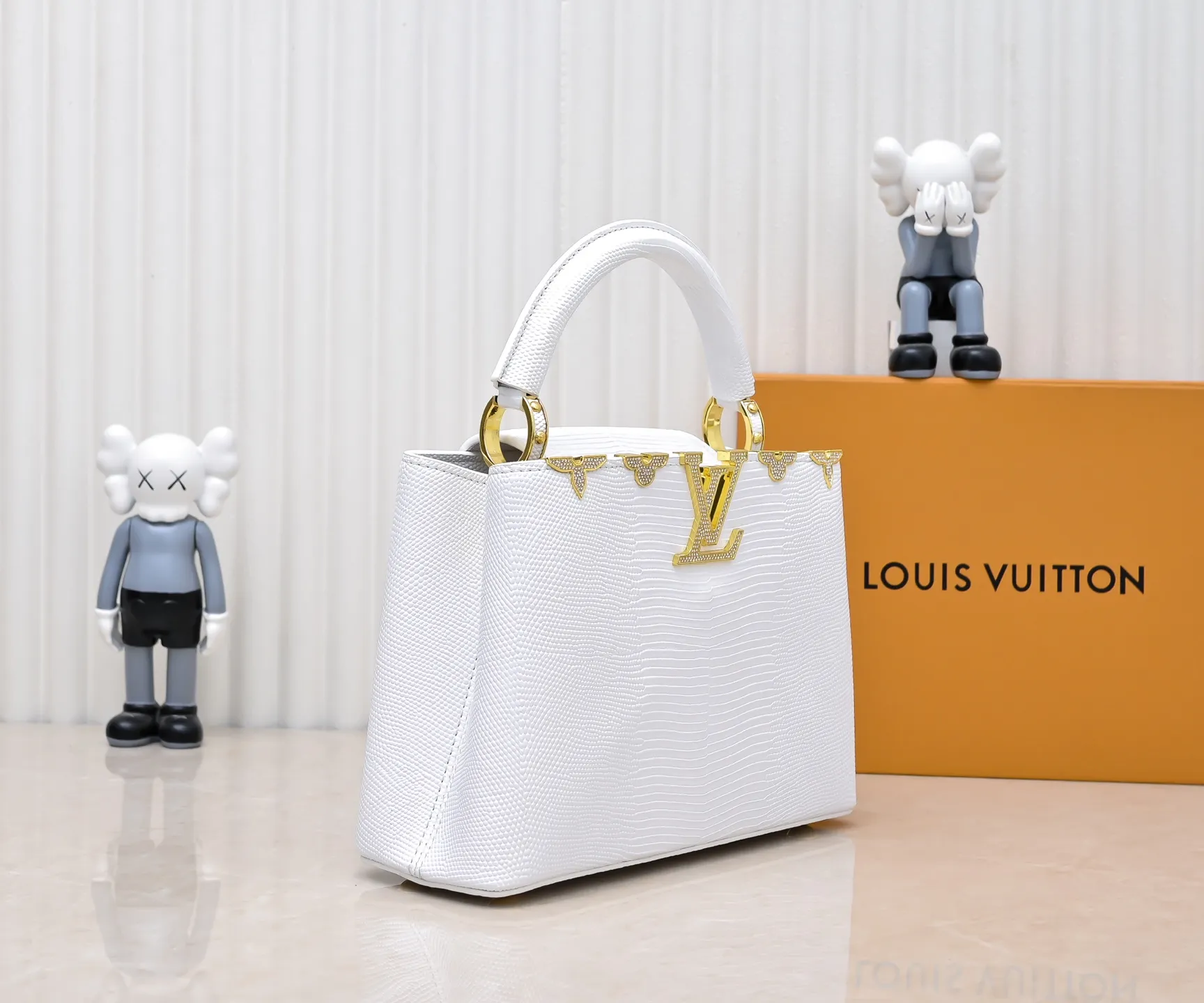 Top original P440 Guangzhou-made M12297 white lizard leather with gold diamond corolla 🔺This CapucinesBB handbag is a delicate combination of elegant lizard skin outer layer, delicate sheepskin lining and gleaming metal parts. The iconic flap makes two styles fashionable. The LV logo can be read on the inside and Monogram flowers bloom on the outside. It lights up the eye-catching corner for evening occasions and adds a personalized atmosphere to the wardrobe. Shine gorgeous style in day and night occasions.  Detailed features 27 x 18 x 9 cm (length x height x width)