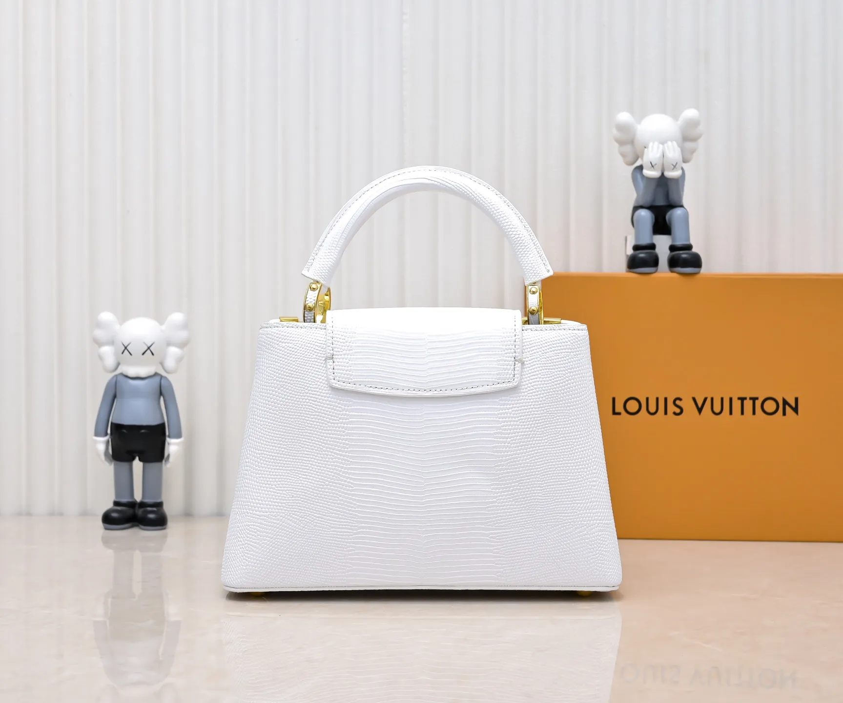 Top original P440 Guangzhou-made M12297 white lizard leather with gold diamond corolla 🔺This CapucinesBB handbag is a delicate combination of elegant lizard skin outer layer, delicate sheepskin lining and gleaming metal parts. The iconic flap makes two styles fashionable. The LV logo can be read on the inside and Monogram flowers bloom on the outside. It lights up the eye-catching corner for evening occasions and adds a personalized atmosphere to the wardrobe. Shine gorgeous style in day and night occasions.  Detailed features 27 x 18 x 9 cm (length x height x width)
