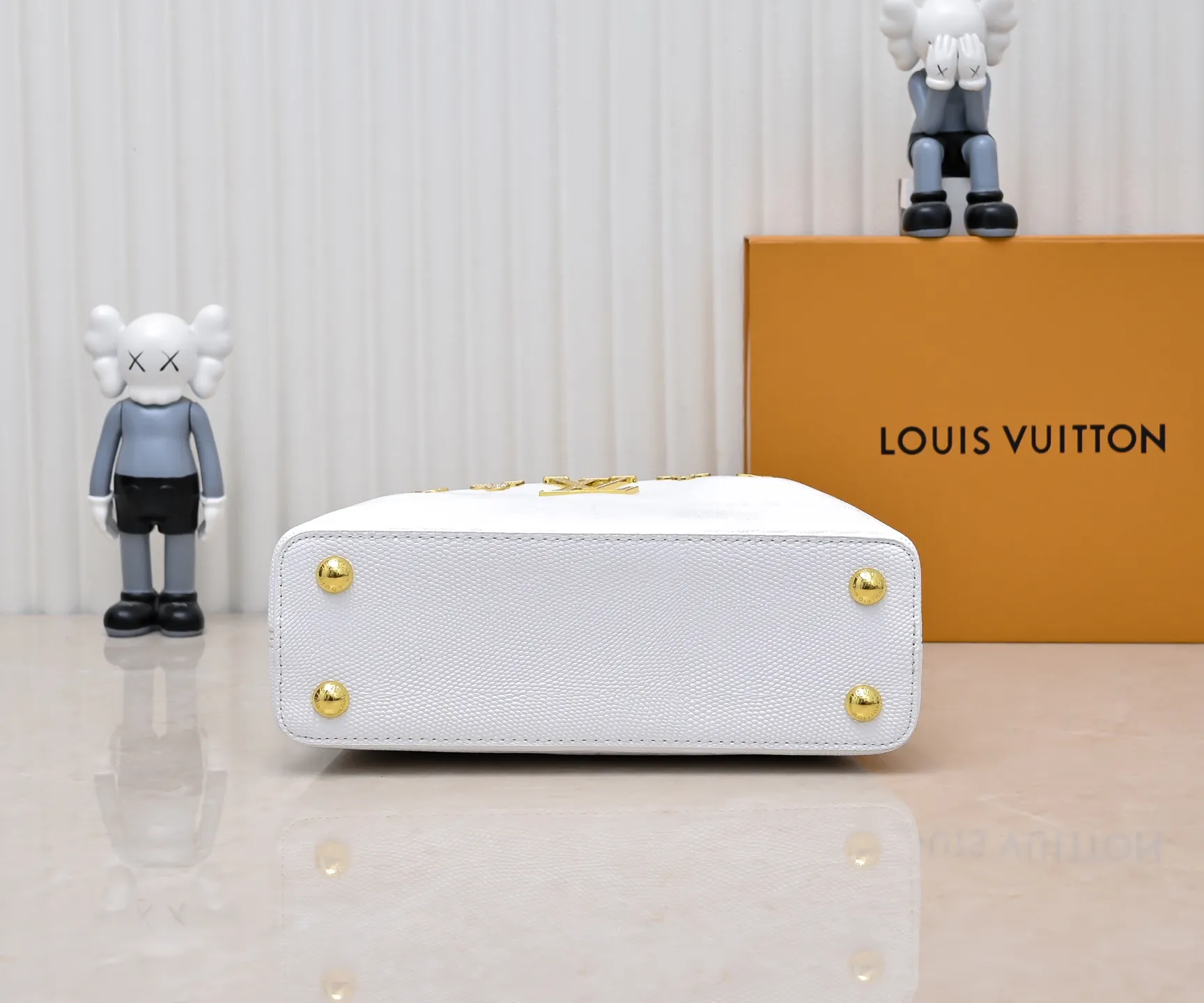 Top original P440 Guangzhou-made M12297 white lizard leather with gold diamond corolla 🔺This CapucinesBB handbag is a delicate combination of elegant lizard skin outer layer, delicate sheepskin lining and gleaming metal parts. The iconic flap makes two styles fashionable. The LV logo can be read on the inside and Monogram flowers bloom on the outside. It lights up the eye-catching corner for evening occasions and adds a personalized atmosphere to the wardrobe. Shine gorgeous style in day and night occasions.  Detailed features 27 x 18 x 9 cm (length x height x width)