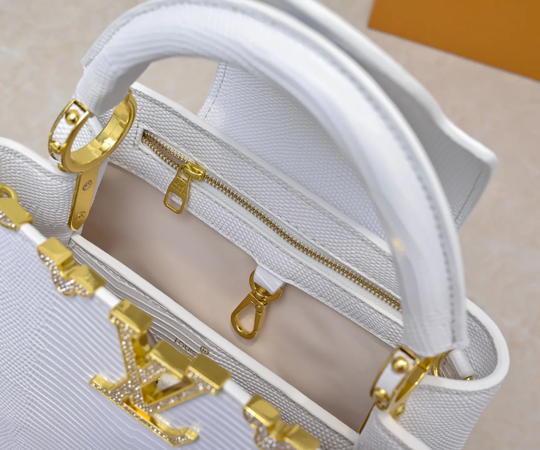 Top original P440 Guangzhou-made M12297 white lizard leather with gold diamond corolla 🔺This CapucinesBB handbag is a delicate combination of elegant lizard skin outer layer, delicate sheepskin lining and gleaming metal parts. The iconic flap makes two styles fashionable. The LV logo can be read on the inside and Monogram flowers bloom on the outside. It lights up the eye-catching corner for evening occasions and adds a personalized atmosphere to the wardrobe. Shine gorgeous style in day and night occasions.  Detailed features 27 x 18 x 9 cm (length x height x width)