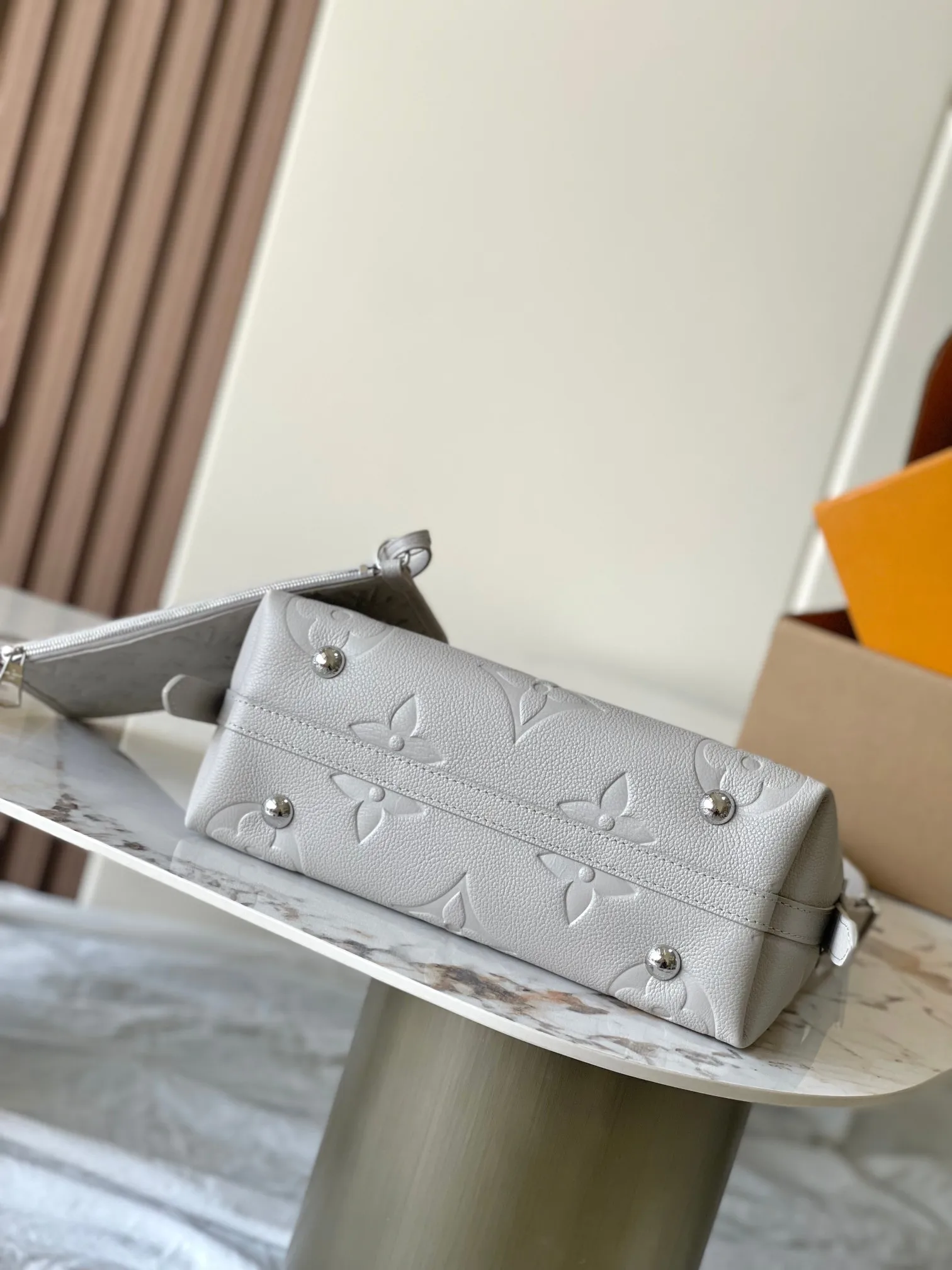 💰1080 (top-grain leather) top-quality original order This CarryAll small handbag Model: M12917 taro milk color 163C chip version Material: A-grade all-steel hardware, imported original cowhide Size: 29 x 24 x 12 cm