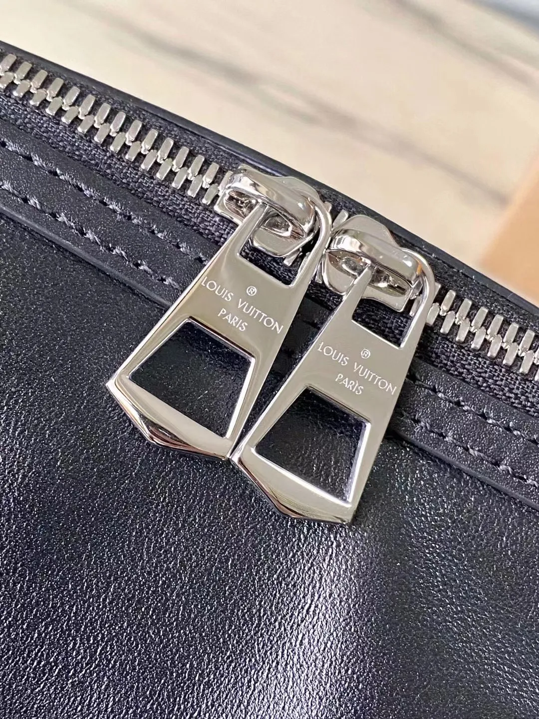 💰1240 (top layer leather) top original order M12934 This Speedy Cargo handbag comes from the LVVbe series, renewing the classic design of the 1930s with avant-garde touches. The body of the glossy sheepskin bag is embellished with a Monogram address plate, paying homage to the brand's long trunk-making heritage. Plenty of space to easily store your daily needs, and the detachable leather shoulder strap allows for a variety of carrying methods. Dimensions: 28 × 17 × 12 cm