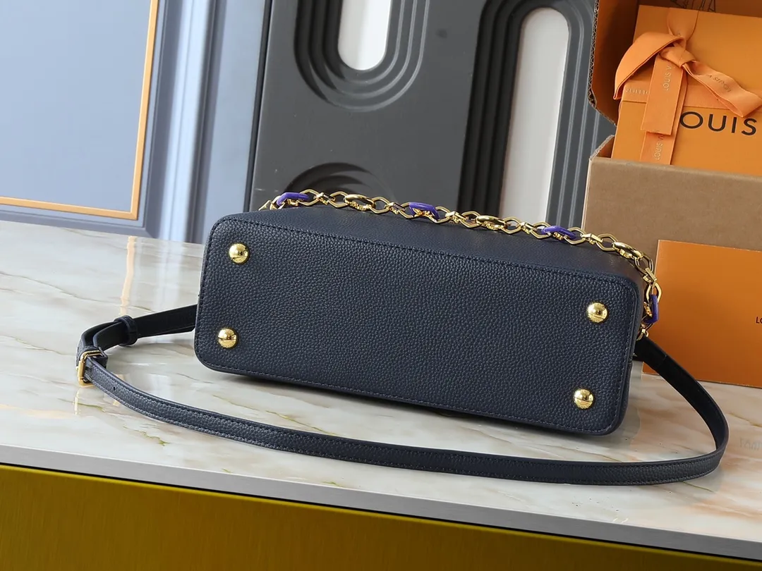 💰460💰Guangzhou goods Upgraded from the original M14381 M14970 M14393 M14972 M14971 This medium Capucines handbag comes from the Harmony series and explores the inspiration of the Monogram flower with a decorative chain. Taurillon cow leather creates an elegant structure, colorful resin outlines the LV letters, and the flip cover provides two styles: external or internal. The neat interior is equipped with multiple pockets, and the detachable and adjustable shoulder strap makes it easy to wear cross-body. Dimensions: 31.5 x 20.0 x 11.0 cm (length x height x width)