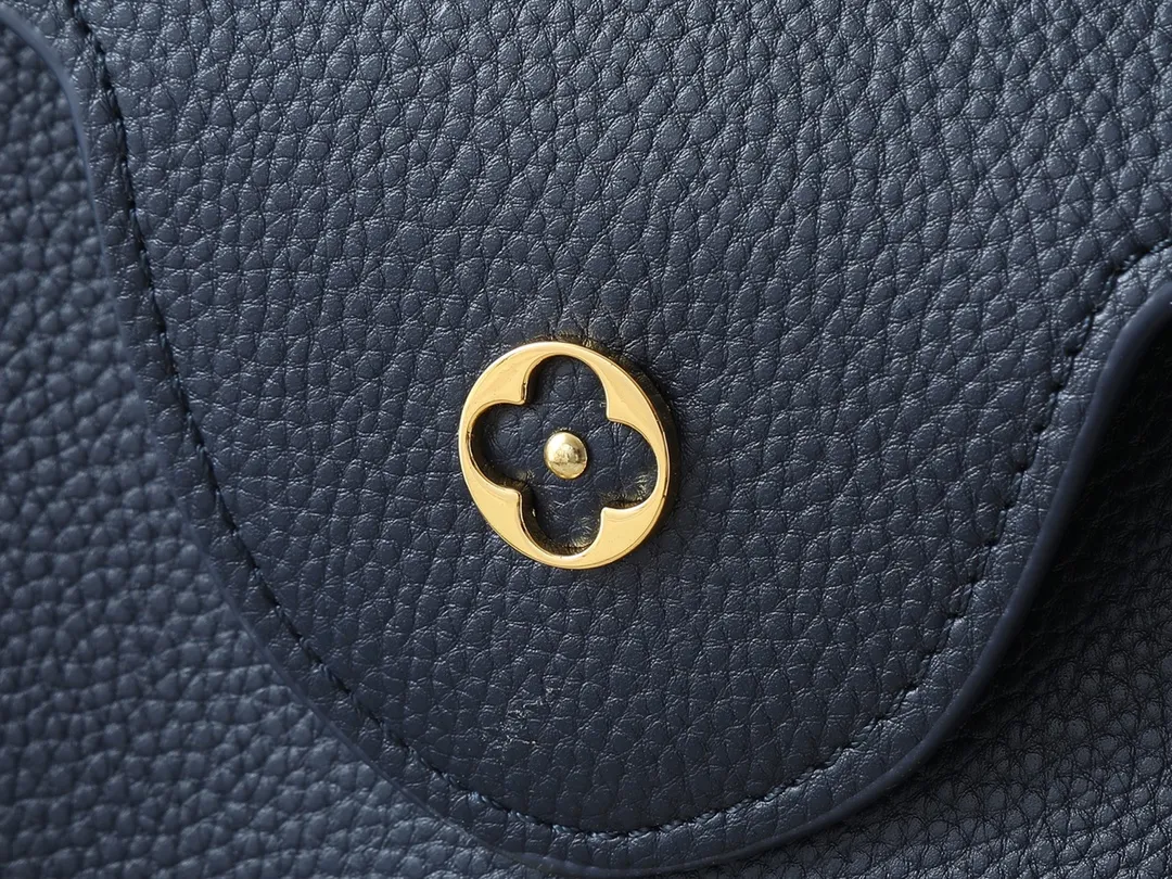 💰460💰Guangzhou goods Upgraded from the original M14381 M14970 M14393 M14972 M14971 This medium Capucines handbag comes from the Harmony series and explores the inspiration of the Monogram flower with a decorative chain. Taurillon cow leather creates an elegant structure, colorful resin outlines the LV letters, and the flip cover provides two styles: external or internal. The neat interior is equipped with multiple pockets, and the detachable and adjustable shoulder strap makes it easy to wear cross-body. Dimensions: 31.5 x 20.0 x 11.0 cm (length x height x width)