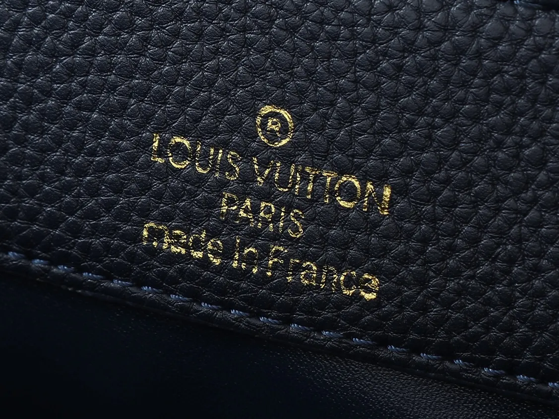💰460💰Guangzhou goods Upgraded from the original M14381 M14970 M14393 M14972 M14971 This medium Capucines handbag comes from the Harmony series and explores the inspiration of the Monogram flower with a decorative chain. Taurillon cow leather creates an elegant structure, colorful resin outlines the LV letters, and the flip cover provides two styles: external or internal. The neat interior is equipped with multiple pockets, and the detachable and adjustable shoulder strap makes it easy to wear cross-body. Dimensions: 31.5 x 20.0 x 11.0 cm (length x height x width)