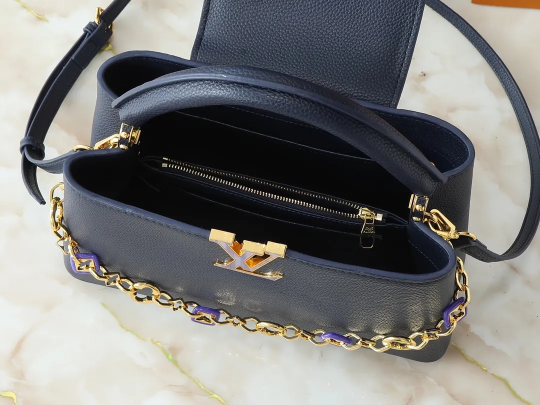 💰460💰Guangzhou goods Upgraded from the original M14381 M14970 M14393 M14972 M14971 This medium Capucines handbag comes from the Harmony series and explores the inspiration of the Monogram flower with a decorative chain. Taurillon cow leather creates an elegant structure, colorful resin outlines the LV letters, and the flip cover provides two styles: external or internal. The neat interior is equipped with multiple pockets, and the detachable and adjustable shoulder strap makes it easy to wear cross-body. Dimensions: 31.5 x 20.0 x 11.0 cm (length x height x width)