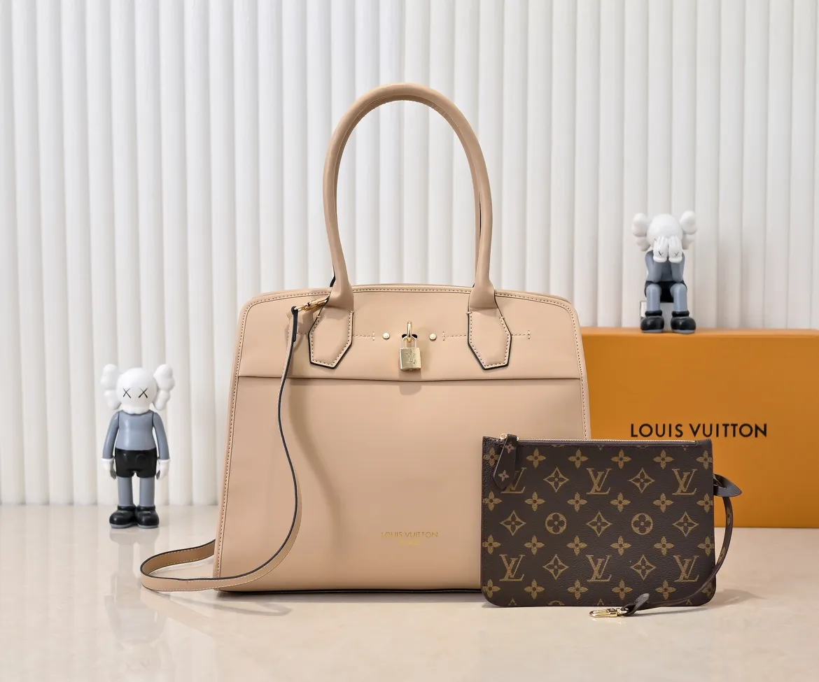 Batch 💰Small 360 💰Large 190 M12005 M12556 M12337 This large City Steamer handbag draws inspiration from the design of suitcases built for cruise ships in 1901, making its eye-catching appearance at the 2024 autumn and winter ready-to-wear show. Grained Millesime leather and shearling leather trims add seasonal flair, an embossed padlock and hot-stamped LV Circle logo add a modern twist, and a removable Monogram storage bag makes it easy to store valuables. Size: large size 35x42x21cm, small size 30x36x17