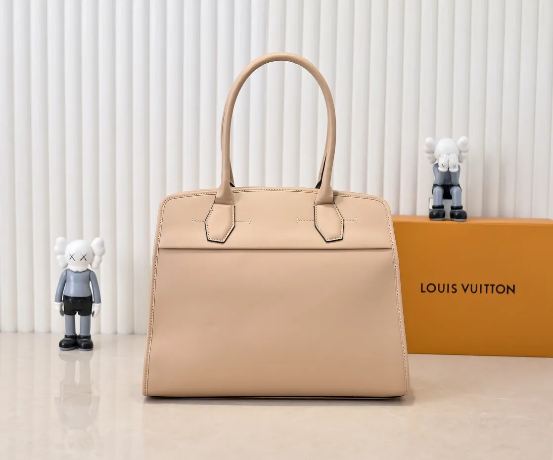 Batch 💰Small 360 💰Large 190 M12005 M12556 M12337 This large City Steamer handbag draws inspiration from the design of suitcases built for cruise ships in 1901, making its eye-catching appearance at the 2024 autumn and winter ready-to-wear show. Grained Millesime leather and shearling leather trims add seasonal flair, an embossed padlock and hot-stamped LV Circle logo add a modern twist, and a removable Monogram storage bag makes it easy to store valuables. Size: large size 35x42x21cm, small size 30x36x17