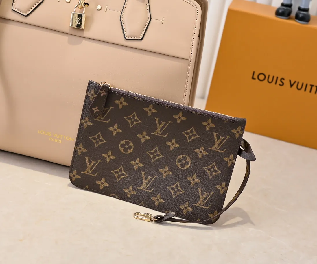 Batch 💰Small 360 💰Large 190 M12005 M12556 M12337 This large City Steamer handbag draws inspiration from the design of suitcases built for cruise ships in 1901, making its eye-catching appearance at the 2024 autumn and winter ready-to-wear show. Grained Millesime leather and shearling leather trims add seasonal flair, an embossed padlock and hot-stamped LV Circle logo add a modern twist, and a removable Monogram storage bag makes it easy to store valuables. Size: large size 35x42x21cm, small size 30x36x17