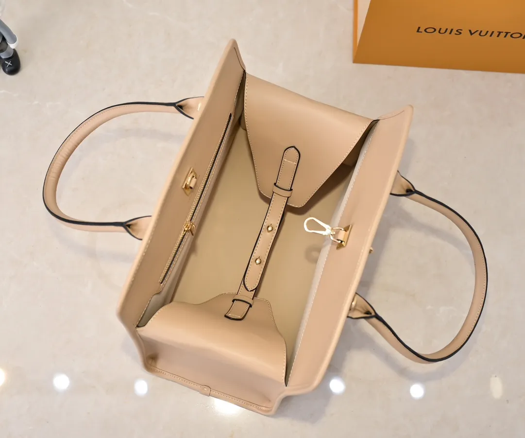 Batch 💰Small 360 💰Large 190 M12005 M12556 M12337 This large City Steamer handbag draws inspiration from the design of suitcases built for cruise ships in 1901, making its eye-catching appearance at the 2024 autumn and winter ready-to-wear show. Grained Millesime leather and shearling leather trims add seasonal flair, an embossed padlock and hot-stamped LV Circle logo add a modern twist, and a removable Monogram storage bag makes it easy to store valuables. Size: large size 35x42x21cm, small size 30x36x17