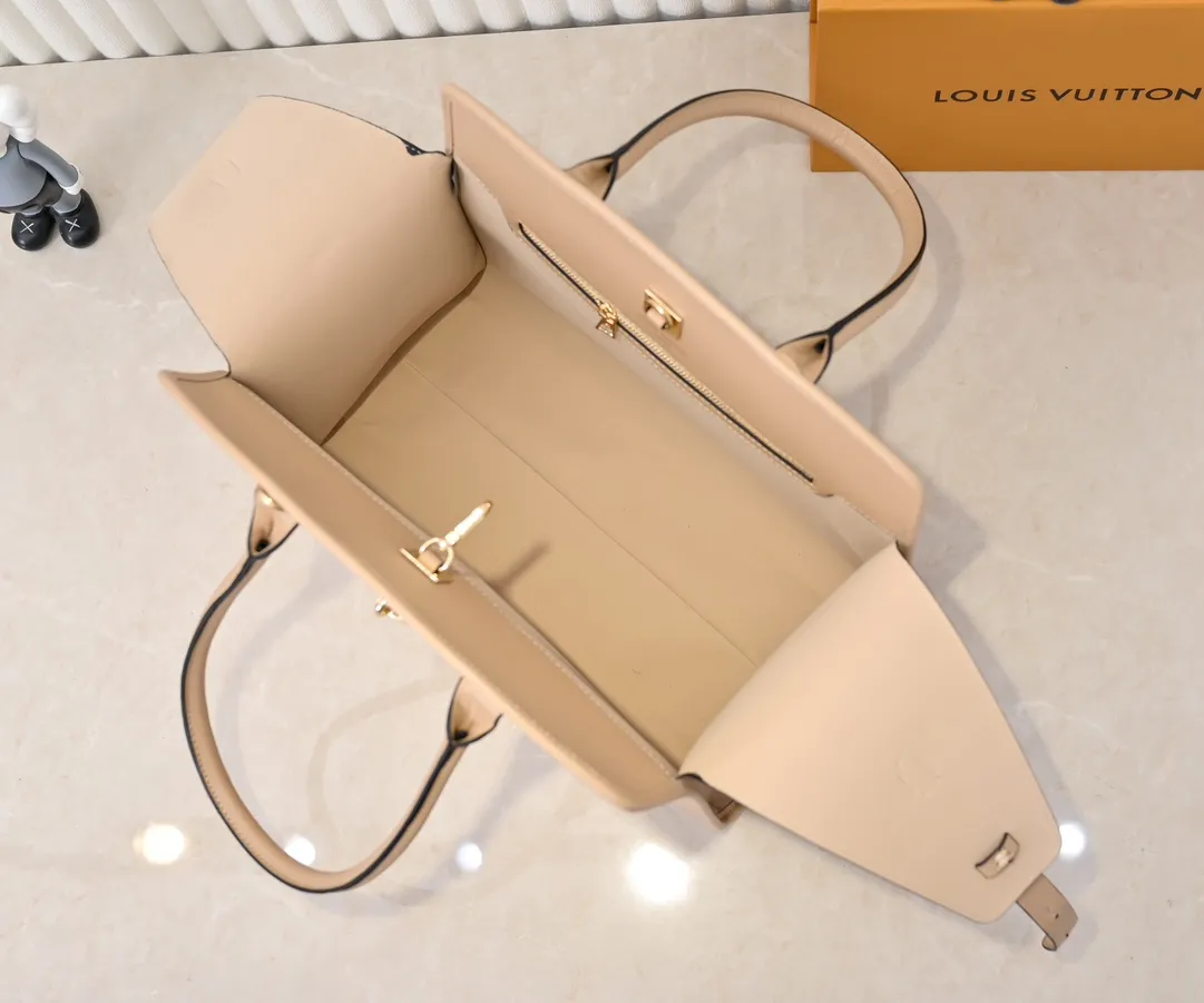 Batch 💰Small 360 💰Large 190 M12005 M12556 M12337 This large City Steamer handbag draws inspiration from the design of suitcases built for cruise ships in 1901, making its eye-catching appearance at the 2024 autumn and winter ready-to-wear show. Grained Millesime leather and shearling leather trims add seasonal flair, an embossed padlock and hot-stamped LV Circle logo add a modern twist, and a removable Monogram storage bag makes it easy to store valuables. Size: large size 35x42x21cm, small size 30x36x17