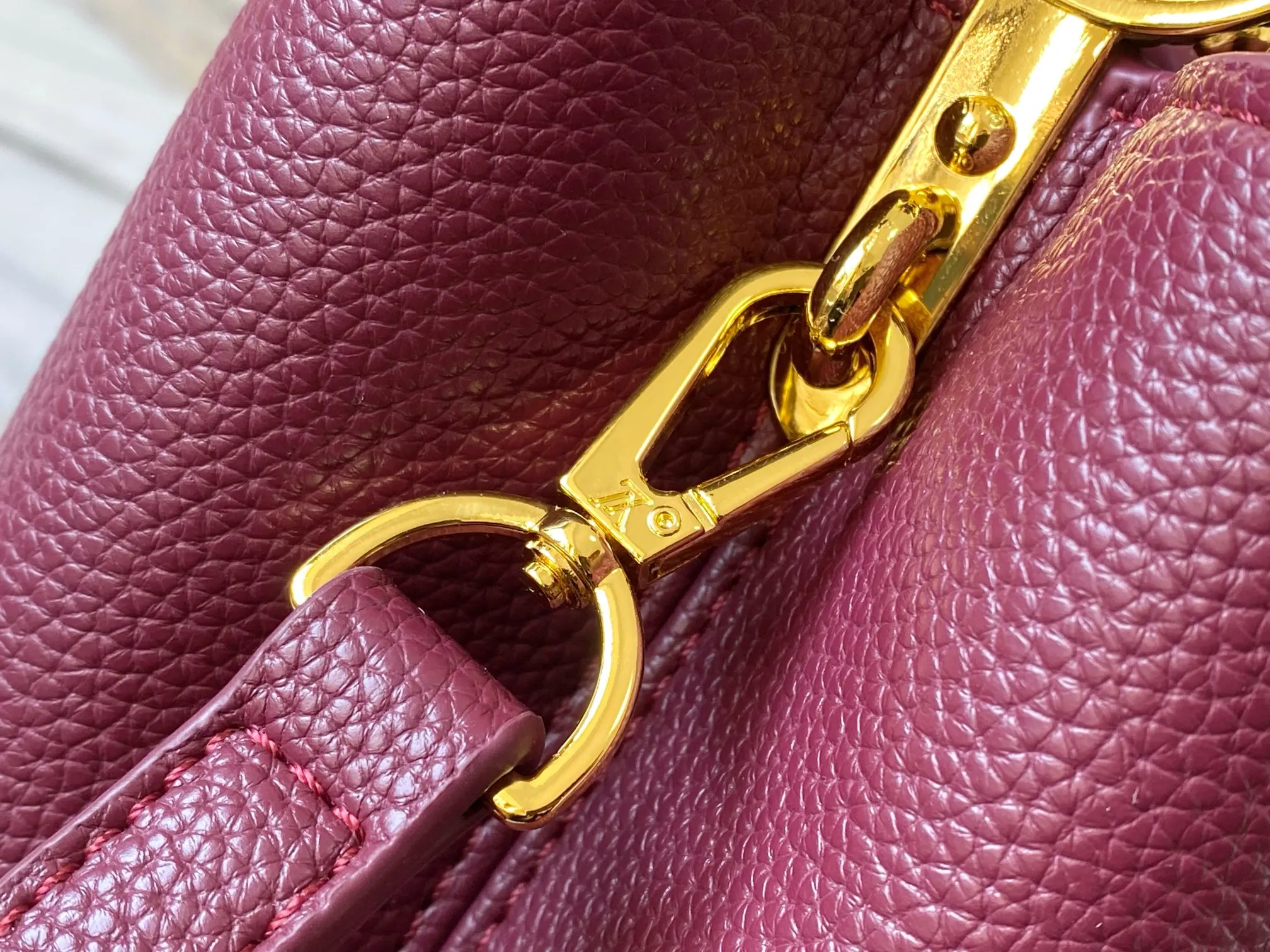 P500 [Guangzhou top quality original version] M26532 Bordeaux Red This modern version of Capucines BB is made of timeless Taurillon leather and equipped with a jewelry-inspired Infinity chain. The bag is decorated with double galvanized metal parts, including the iconic Monogram floral pattern, and the LV Initials logo created with sunburst technology, creating a sundial-like light and shadow effect. The bag has multiple pockets and a detachable shoulder strap, allowing it to be carried on one shoulder or across the body. 27 x 17.3 x 9 (cm) (length x height x width)