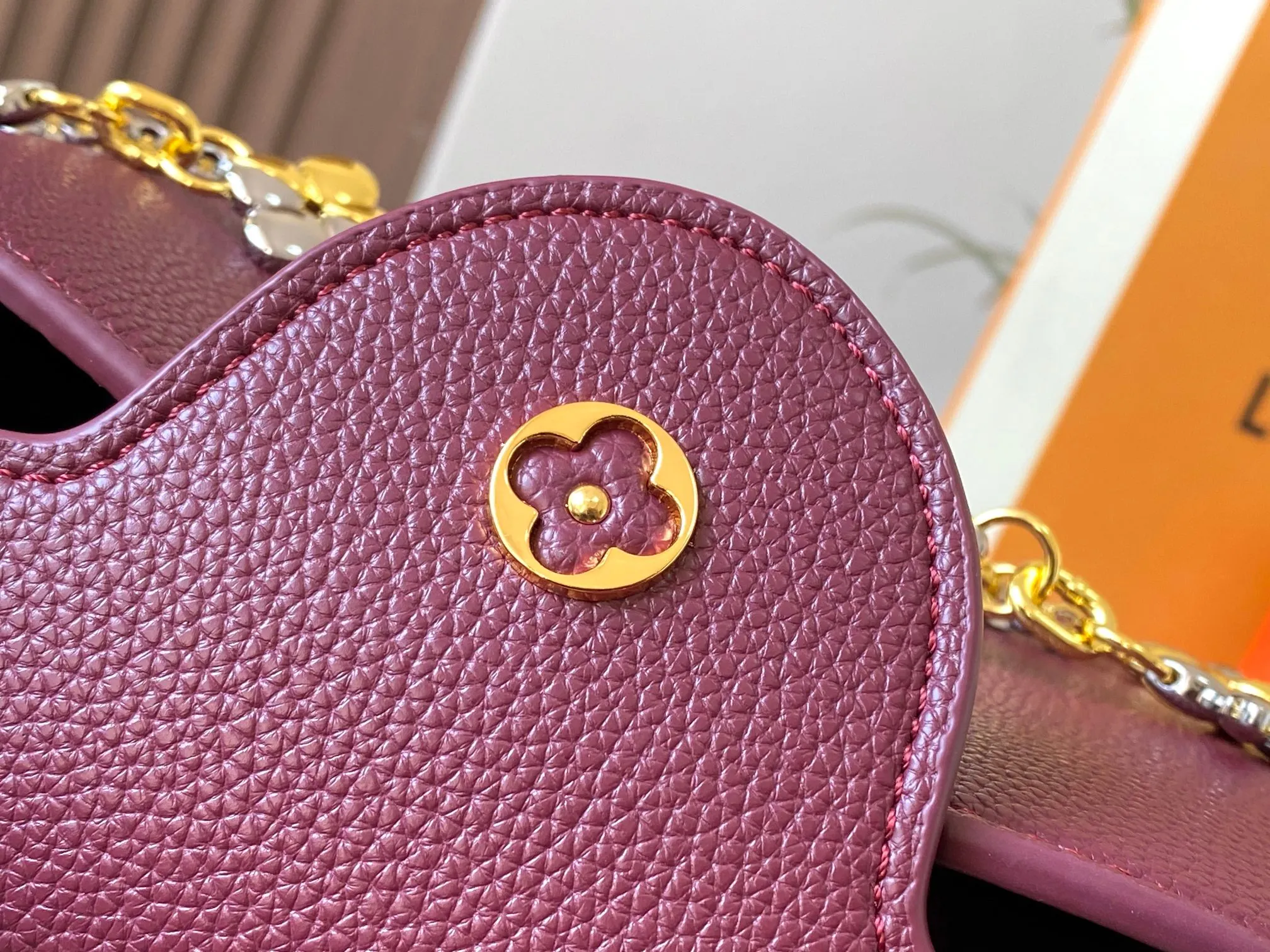 P500 [Guangzhou top quality original version] M26532 Bordeaux Red This modern version of Capucines BB is made of timeless Taurillon leather and equipped with a jewelry-inspired Infinity chain. The bag is decorated with double galvanized metal parts, including the iconic Monogram floral pattern, and the LV Initials logo created with sunburst technology, creating a sundial-like light and shadow effect. The bag has multiple pockets and a detachable shoulder strap, allowing it to be carried on one shoulder or across the body. 27 x 17.3 x 9 (cm) (length x height x width)