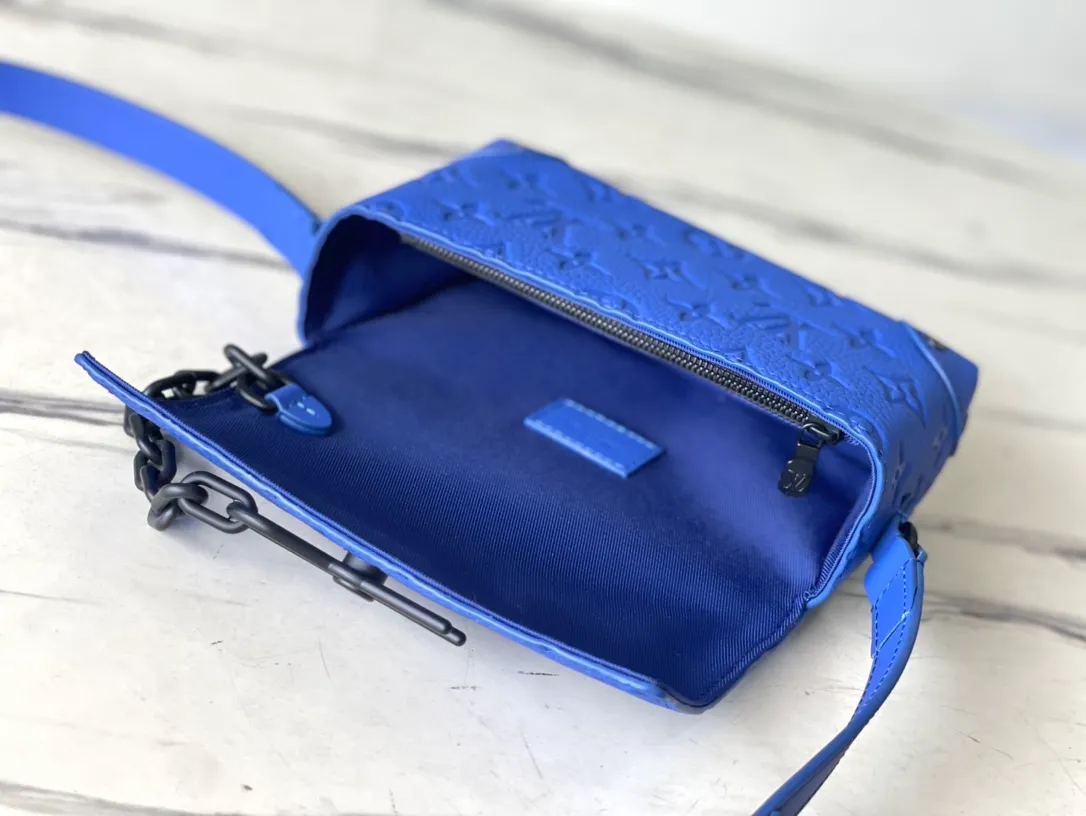 💰880 (top layer leather) top original order M82579 blue full leather embossed men's messenger bag series Steamer messenger bag soft monogram taurillon leather complements classic elements such as steamer style chains. Comes with an adjustable shoulder strap for easy carrying. Zippered compartments provide ample storage space, and front pocket flaps and magnetic locks keep items safe. 18.0x 11.0x 6.5cm (length x height x width)