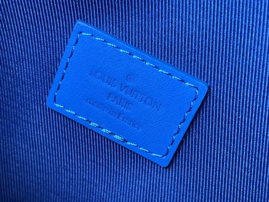 💰880 (top layer leather) top original order M82579 blue full leather embossed men's messenger bag series Steamer messenger bag soft monogram taurillon leather complements classic elements such as steamer style chains. Comes with an adjustable shoulder strap for easy carrying. Zippered compartments provide ample storage space, and front pocket flaps and magnetic locks keep items safe. 18.0x 11.0x 6.5cm (length x height x width)
