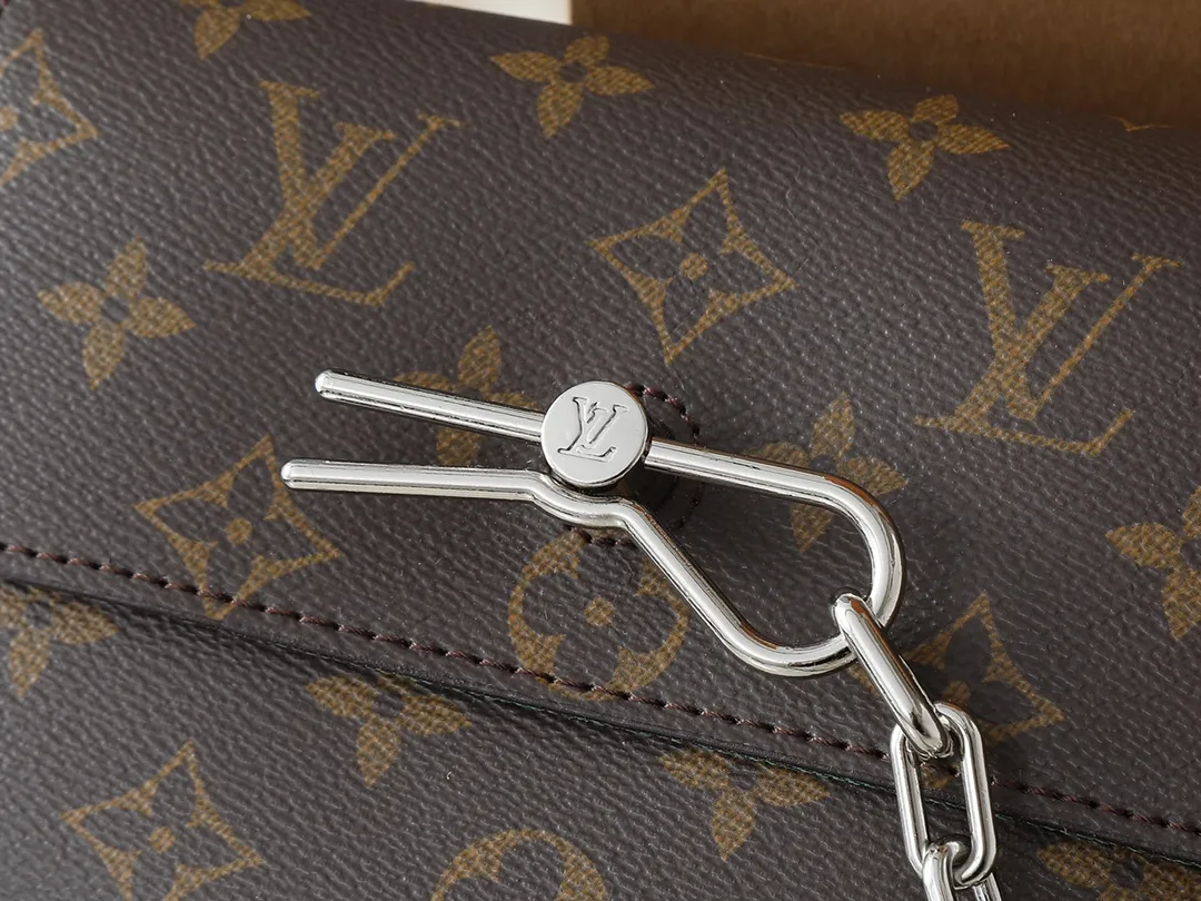 💰240💰Upgraded from the original M81746 M82917 M82916 M82918 M83613 M40674 This Steamer mini handbag is made of bright Taurillon leather and tells the inspiration of the brand's traditional Steamer hard case. A signature pin and chain add a classic touch, while an interior zip pocket and magnetic closure ensure secure storage. Dimensions: 18.0 x 11.0 x 6.5 cm (length x height x width)