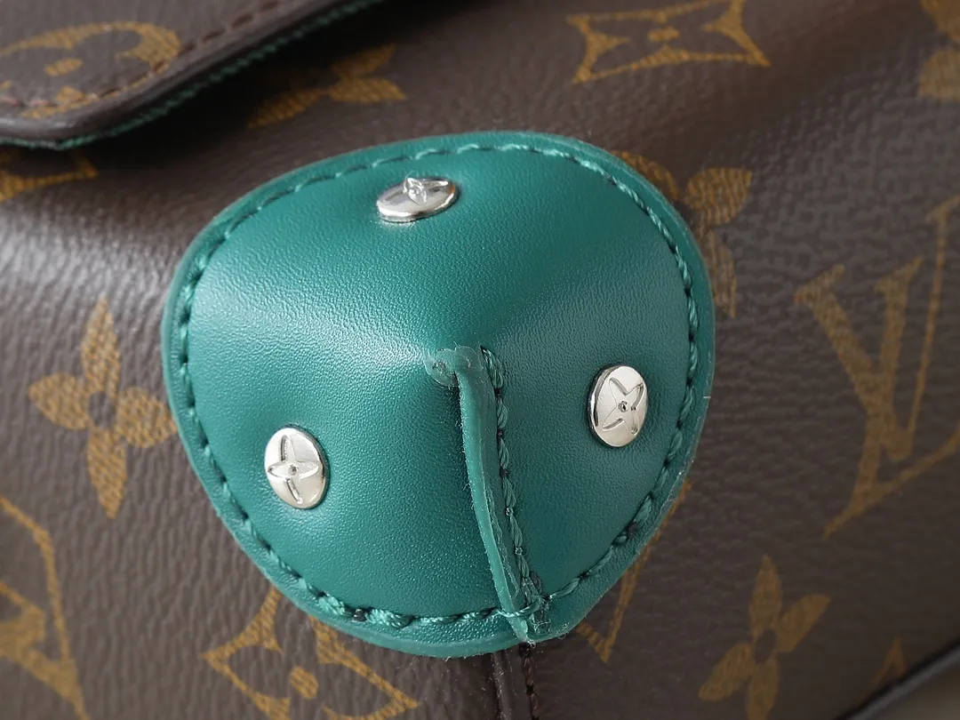 💰240💰Upgraded from the original M81746 M82917 M82916 M82918 M83613 M40674 This Steamer mini handbag is made of bright Taurillon leather and tells the inspiration of the brand's traditional Steamer hard case. A signature pin and chain add a classic touch, while an interior zip pocket and magnetic closure ensure secure storage. Dimensions: 18.0 x 11.0 x 6.5 cm (length x height x width)