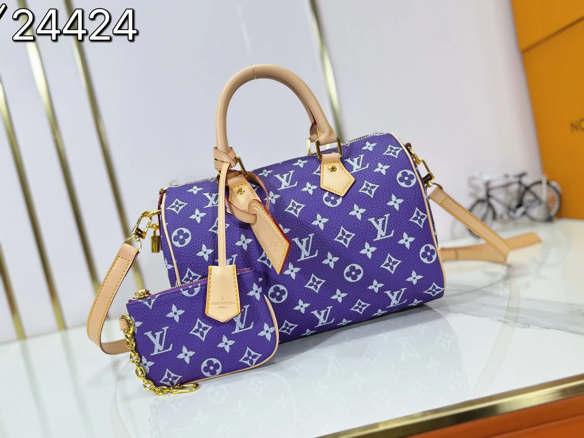 P280 Upgraded original M24424 M24425 M24426 M24423 M24443 M This Speedy Bandoulière 25 Monogram Leather handbag is made of soft cow leather and uses Monogram pattern to reproduce the elegant look and feel of canvas printing. Dazzling metal hardware, sheepskin lining and nameplate all reflect Creative Director Pharrell Williams' relentless attention to detail. Dimensions: 25.0 x 15.0 x 15.0 cm (length x height x width)