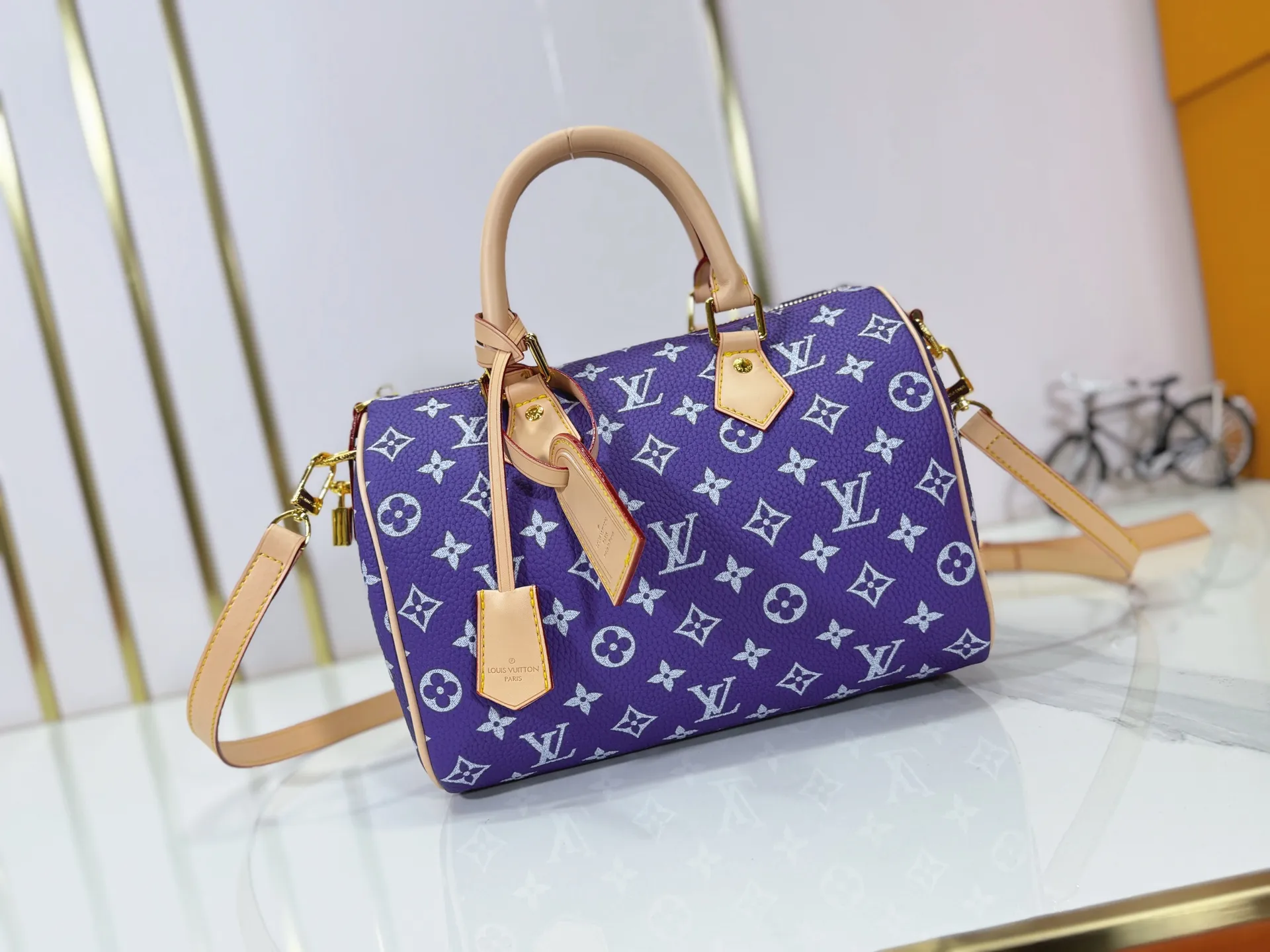P280 Upgraded original M24424 M24425 M24426 M24423 M24443 M This Speedy Bandoulière 25 Monogram Leather handbag is made of soft cow leather and uses Monogram pattern to reproduce the elegant look and feel of canvas printing. Dazzling metal hardware, sheepskin lining and nameplate all reflect Creative Director Pharrell Williams' relentless attention to detail. Dimensions: 25.0 x 15.0 x 15.0 cm (length x height x width)