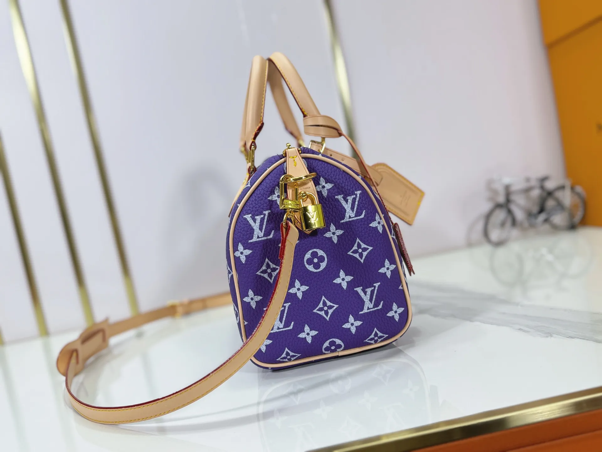 P280 Upgraded original M24424 M24425 M24426 M24423 M24443 M This Speedy Bandoulière 25 Monogram Leather handbag is made of soft cow leather and uses Monogram pattern to reproduce the elegant look and feel of canvas printing. Dazzling metal hardware, sheepskin lining and nameplate all reflect Creative Director Pharrell Williams' relentless attention to detail. Dimensions: 25.0 x 15.0 x 15.0 cm (length x height x width)