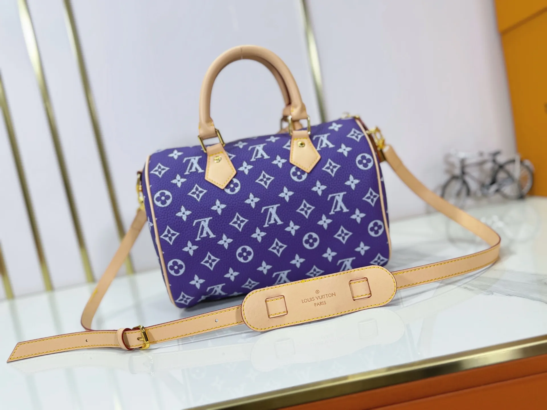 P280 Upgraded original M24424 M24425 M24426 M24423 M24443 M This Speedy Bandoulière 25 Monogram Leather handbag is made of soft cow leather and uses Monogram pattern to reproduce the elegant look and feel of canvas printing. Dazzling metal hardware, sheepskin lining and nameplate all reflect Creative Director Pharrell Williams' relentless attention to detail. Dimensions: 25.0 x 15.0 x 15.0 cm (length x height x width)