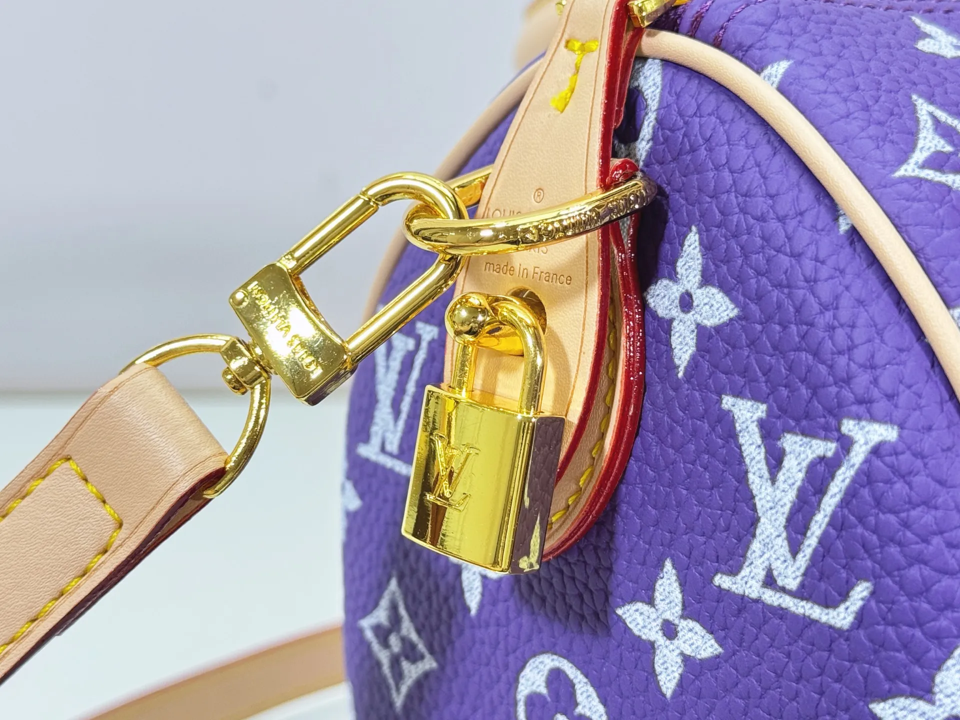 P280 Upgraded original M24424 M24425 M24426 M24423 M24443 M This Speedy Bandoulière 25 Monogram Leather handbag is made of soft cow leather and uses Monogram pattern to reproduce the elegant look and feel of canvas printing. Dazzling metal hardware, sheepskin lining and nameplate all reflect Creative Director Pharrell Williams' relentless attention to detail. Dimensions: 25.0 x 15.0 x 15.0 cm (length x height x width)