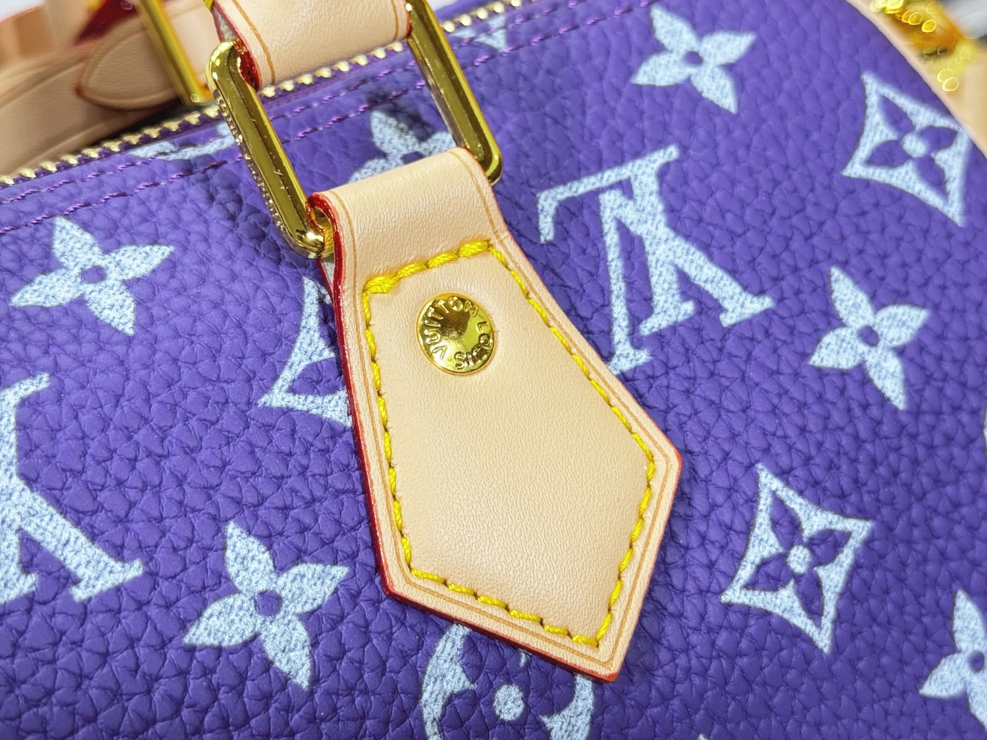 P280 Upgraded original M24424 M24425 M24426 M24423 M24443 M This Speedy Bandoulière 25 Monogram Leather handbag is made of soft cow leather and uses Monogram pattern to reproduce the elegant look and feel of canvas printing. Dazzling metal hardware, sheepskin lining and nameplate all reflect Creative Director Pharrell Williams' relentless attention to detail. Dimensions: 25.0 x 15.0 x 15.0 cm (length x height x width)