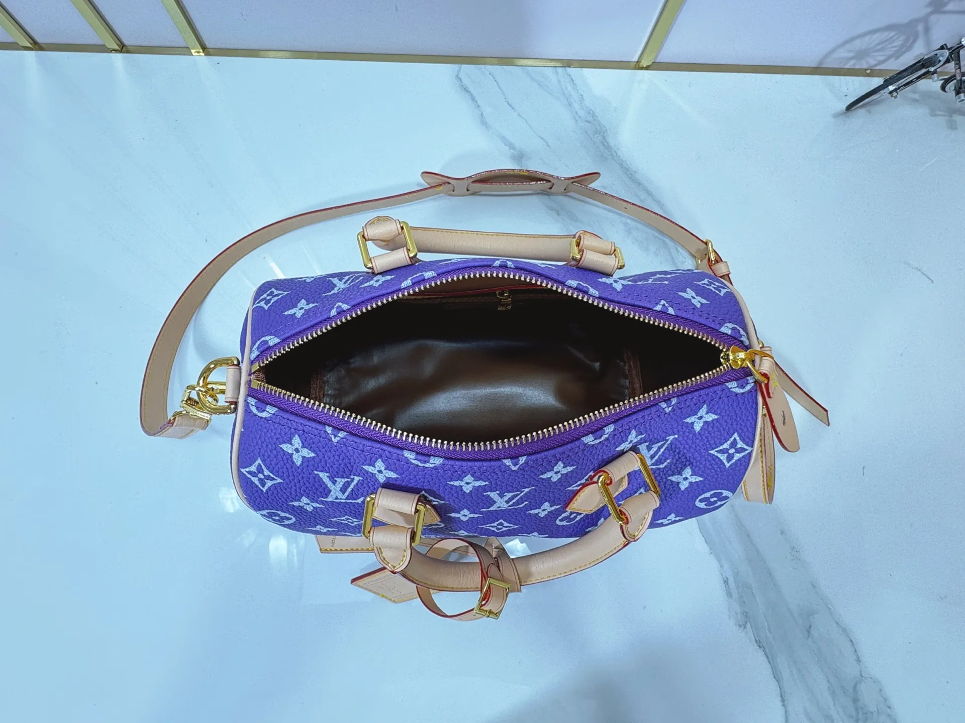 P280 Upgraded original M24424 M24425 M24426 M24423 M24443 M This Speedy Bandoulière 25 Monogram Leather handbag is made of soft cow leather and uses Monogram pattern to reproduce the elegant look and feel of canvas printing. Dazzling metal hardware, sheepskin lining and nameplate all reflect Creative Director Pharrell Williams' relentless attention to detail. Dimensions: 25.0 x 15.0 x 15.0 cm (length x height x width)