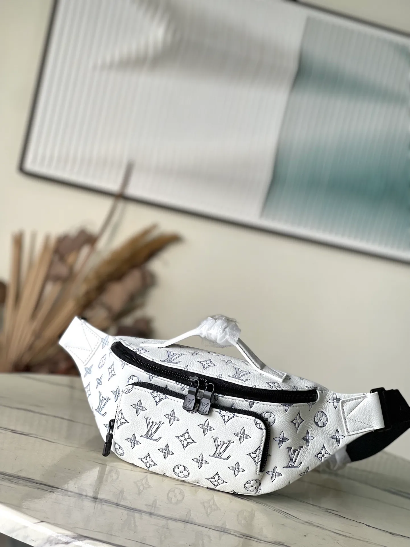 💰1100 (top-grain leather) top original order M25227 This Rush waist bag is made of Monogram Shadow cow leather and has a close-fitting shape. Its zippered front pocket allows easy access to mobile phones, keys and cards. The adjustable strap fastens with a sliding hook, making it easy to wear around the waist, on the shoulder or across the body, and the leather handles add handheld options and a sporty look. Dimensions: 30 × 15 × 8 cm