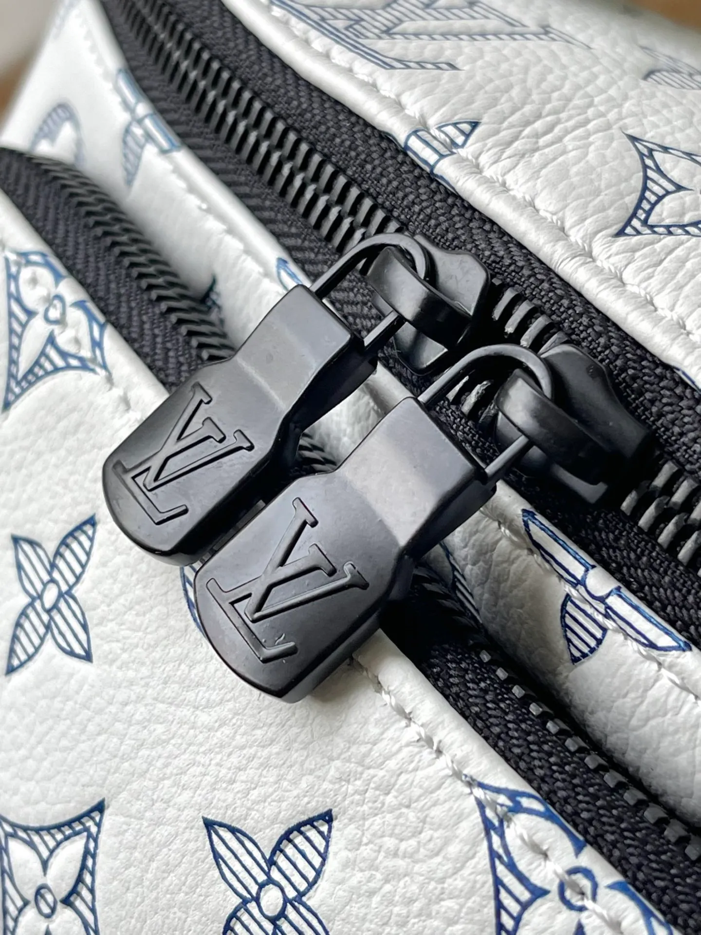 💰1100 (top-grain leather) top original order M25227 This Rush waist bag is made of Monogram Shadow cow leather and has a close-fitting shape. Its zippered front pocket allows easy access to mobile phones, keys and cards. The adjustable strap fastens with a sliding hook, making it easy to wear around the waist, on the shoulder or across the body, and the leather handles add handheld options and a sporty look. Dimensions: 30 × 15 × 8 cm