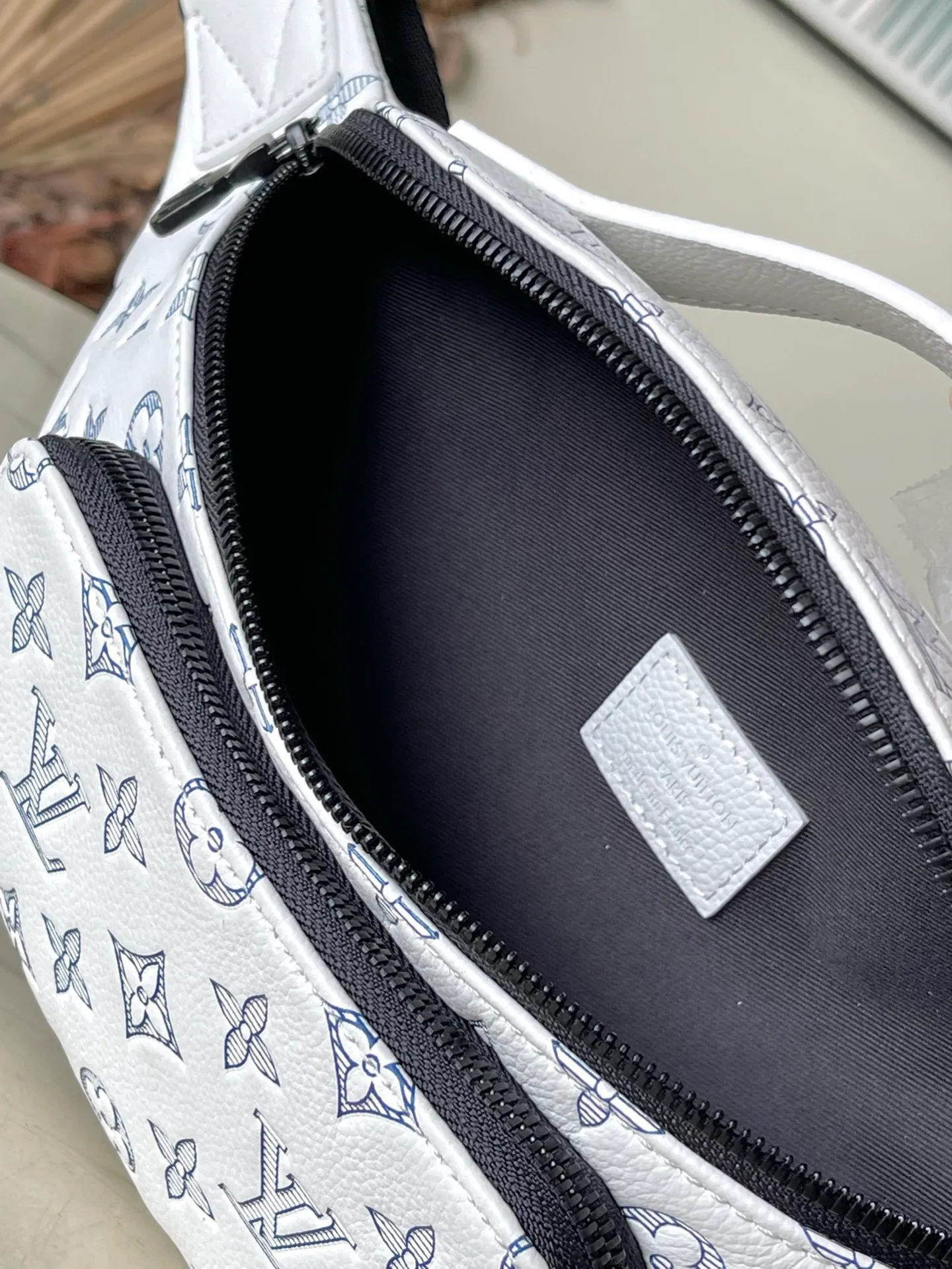 💰1100 (top-grain leather) top original order M25227 This Rush waist bag is made of Monogram Shadow cow leather and has a close-fitting shape. Its zippered front pocket allows easy access to mobile phones, keys and cards. The adjustable strap fastens with a sliding hook, making it easy to wear around the waist, on the shoulder or across the body, and the leather handles add handheld options and a sporty look. Dimensions: 30 × 15 × 8 cm