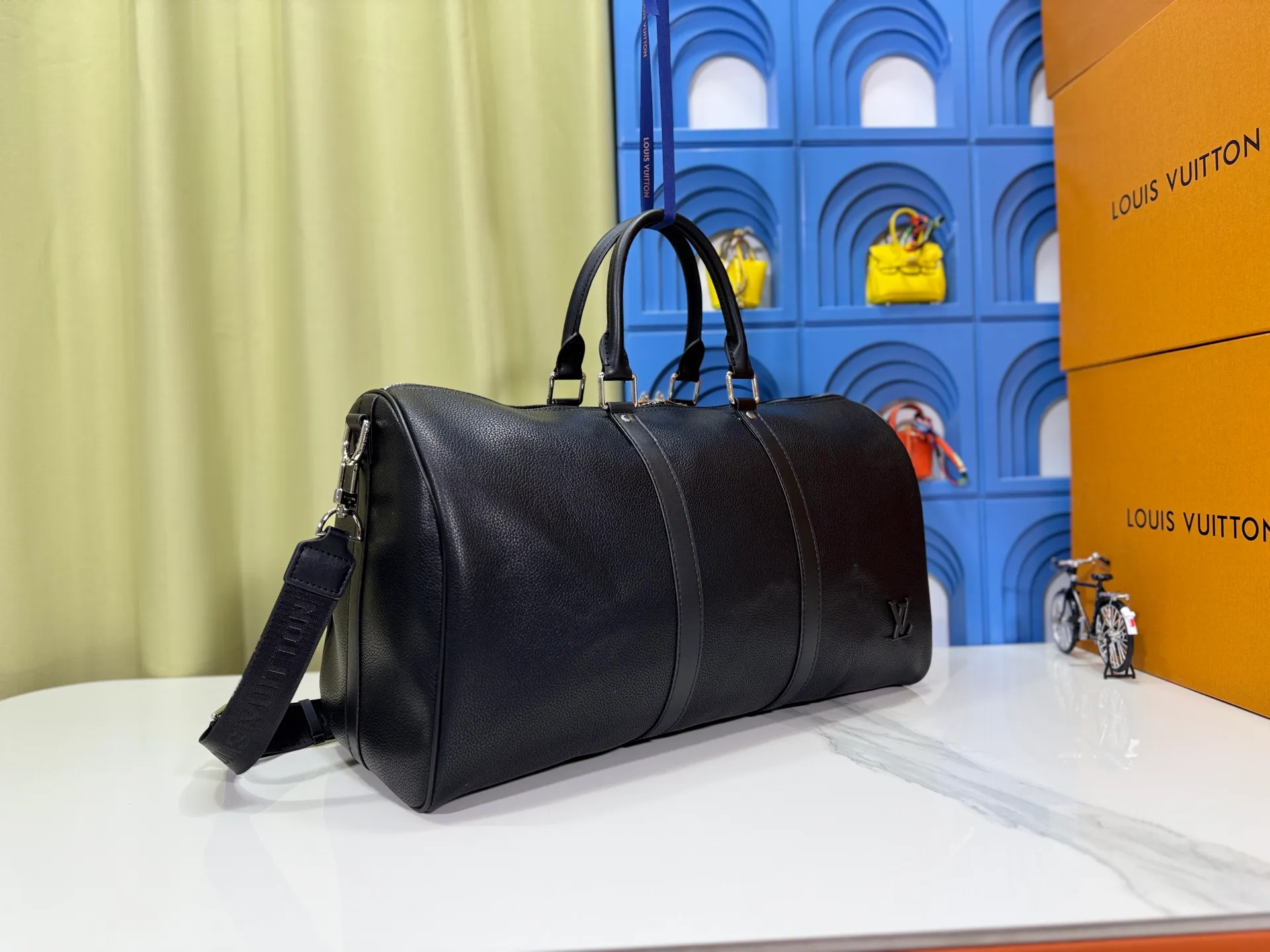 P340 M57088 M21536 Upgraded original version This keepall bandouliere 50 travel bag is made of monogram shadow leather with full monogram embossing and matte metal parts to achieve a minimalist design. The cabin luggage size is suitable for short trips. The keepall soft travel bag series was born in the 1930s and is as classic and elegant as ever. Dimensions: 50x 29 x 23 cm
