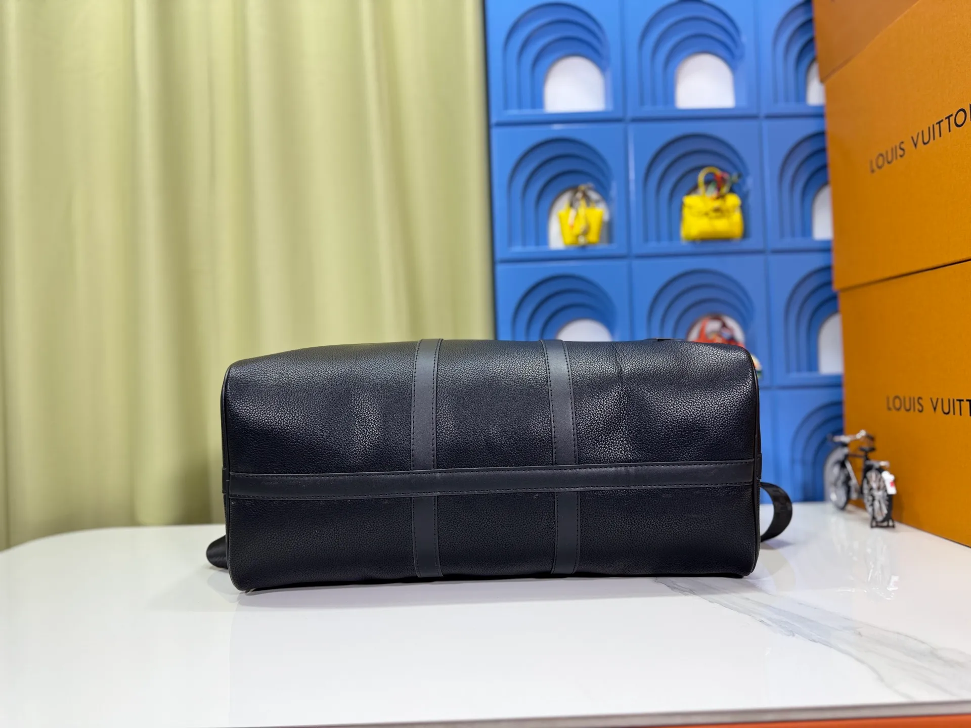 P340 M57088 M21536 Upgraded original version This keepall bandouliere 50 travel bag is made of monogram shadow leather with full monogram embossing and matte metal parts to achieve a minimalist design. The cabin luggage size is suitable for short trips. The keepall soft travel bag series was born in the 1930s and is as classic and elegant as ever. Dimensions: 50x 29 x 23 cm