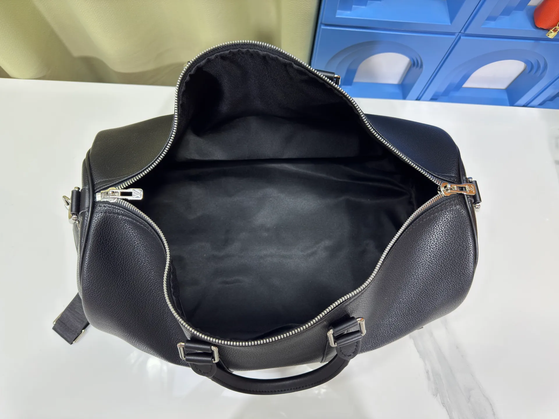 P340 M57088 M21536 Upgraded original version This keepall bandouliere 50 travel bag is made of monogram shadow leather with full monogram embossing and matte metal parts to achieve a minimalist design. The cabin luggage size is suitable for short trips. The keepall soft travel bag series was born in the 1930s and is as classic and elegant as ever. Dimensions: 50x 29 x 23 cm