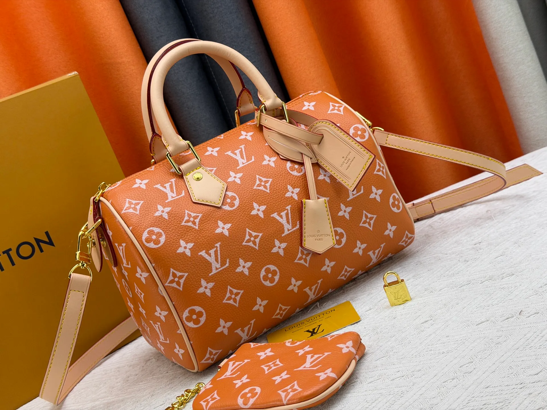 P270 Upgraded original version (with pebbled leather) M13902 M24423 M24424 M24425 M24426 M24443 M11561 M11562 M13912 Speedy Bandoulière 25 handbag is made of cow leather, showing a unique sun-kissed gradient effect. A perfect everyday choice, the Speedy comes with a removable leather storage bag lined with luxurious sheepskin leather. The double handle design combined with the adjustable and detachable shoulder strap provides a variety of carrying methods to easily cope with different occasions. Dimensions: 25.0 x 15.0 x 15.0 cm (length x height x width)