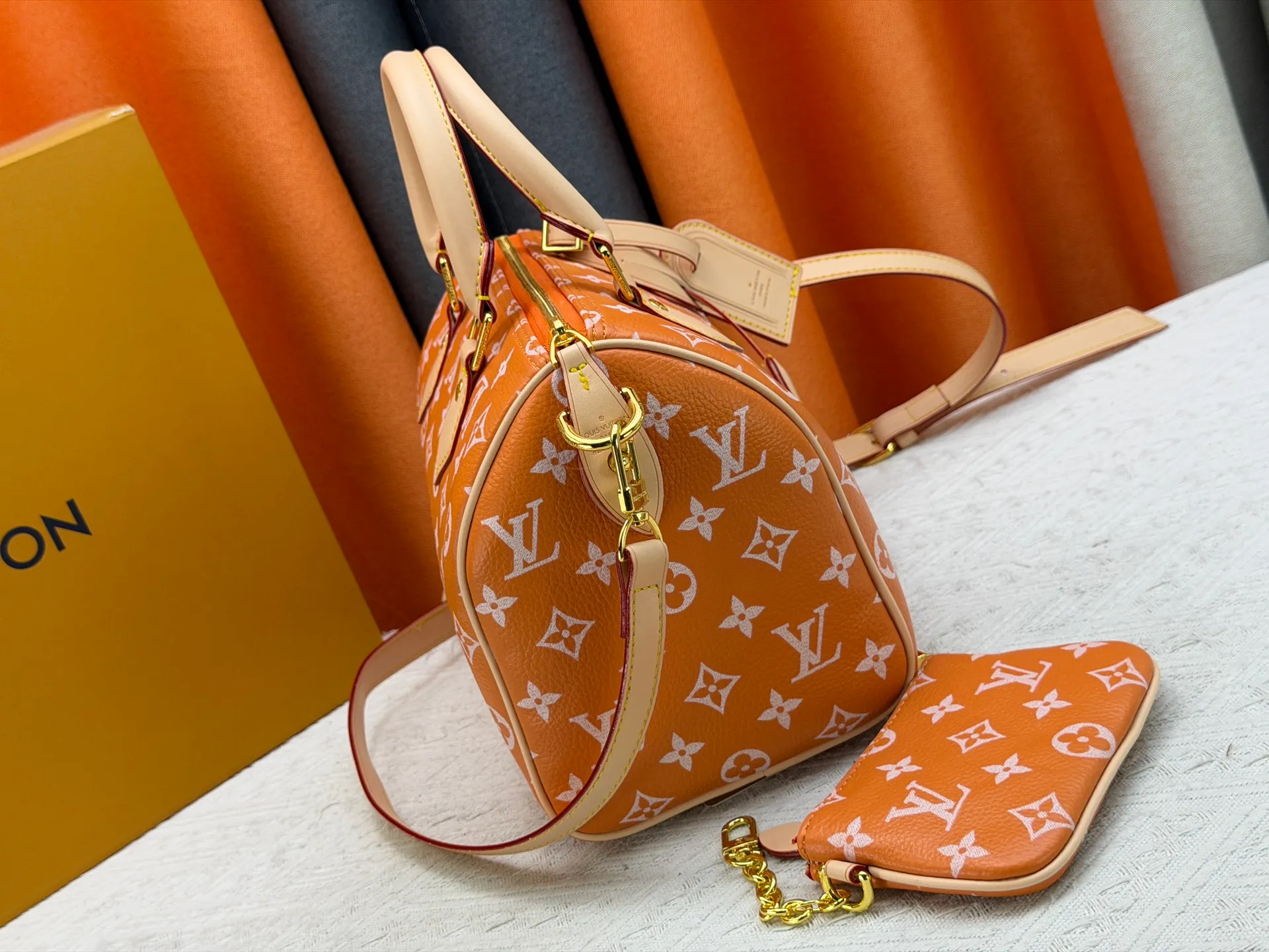 P270 Upgraded original version (with pebbled leather) M13902 M24423 M24424 M24425 M24426 M24443 M11561 M11562 M13912 Speedy Bandoulière 25 handbag is made of cow leather, showing a unique sun-kissed gradient effect. A perfect everyday choice, the Speedy comes with a removable leather storage bag lined with luxurious sheepskin leather. The double handle design combined with the adjustable and detachable shoulder strap provides a variety of carrying methods to easily cope with different occasions. Dimensions: 25.0 x 15.0 x 15.0 cm (length x height x width)