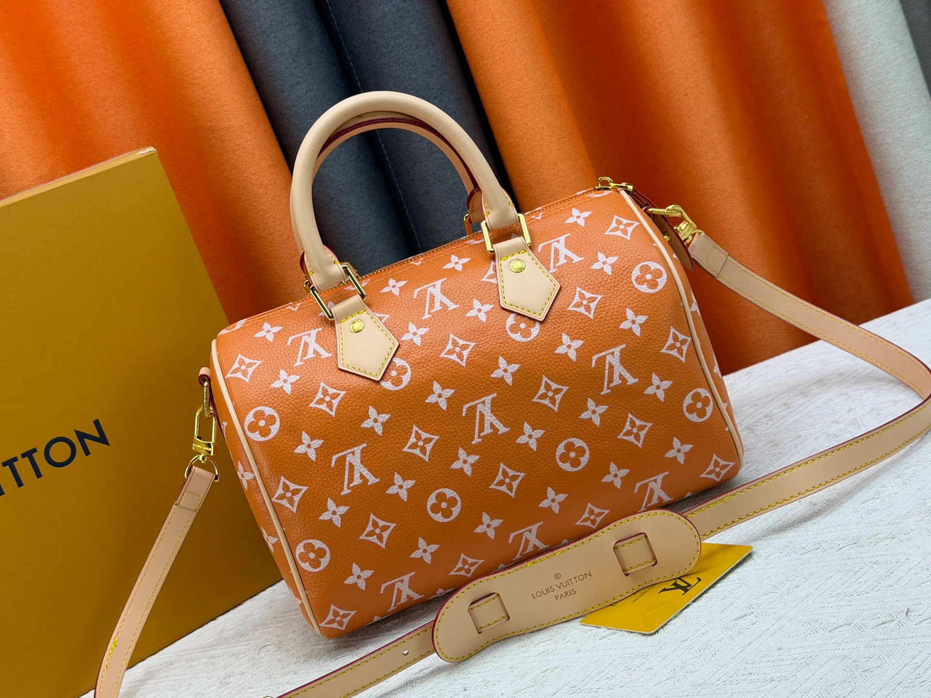 P270 Upgraded original version (with pebbled leather) M13902 M24423 M24424 M24425 M24426 M24443 M11561 M11562 M13912 Speedy Bandoulière 25 handbag is made of cow leather, showing a unique sun-kissed gradient effect. A perfect everyday choice, the Speedy comes with a removable leather storage bag lined with luxurious sheepskin leather. The double handle design combined with the adjustable and detachable shoulder strap provides a variety of carrying methods to easily cope with different occasions. Dimensions: 25.0 x 15.0 x 15.0 cm (length x height x width)