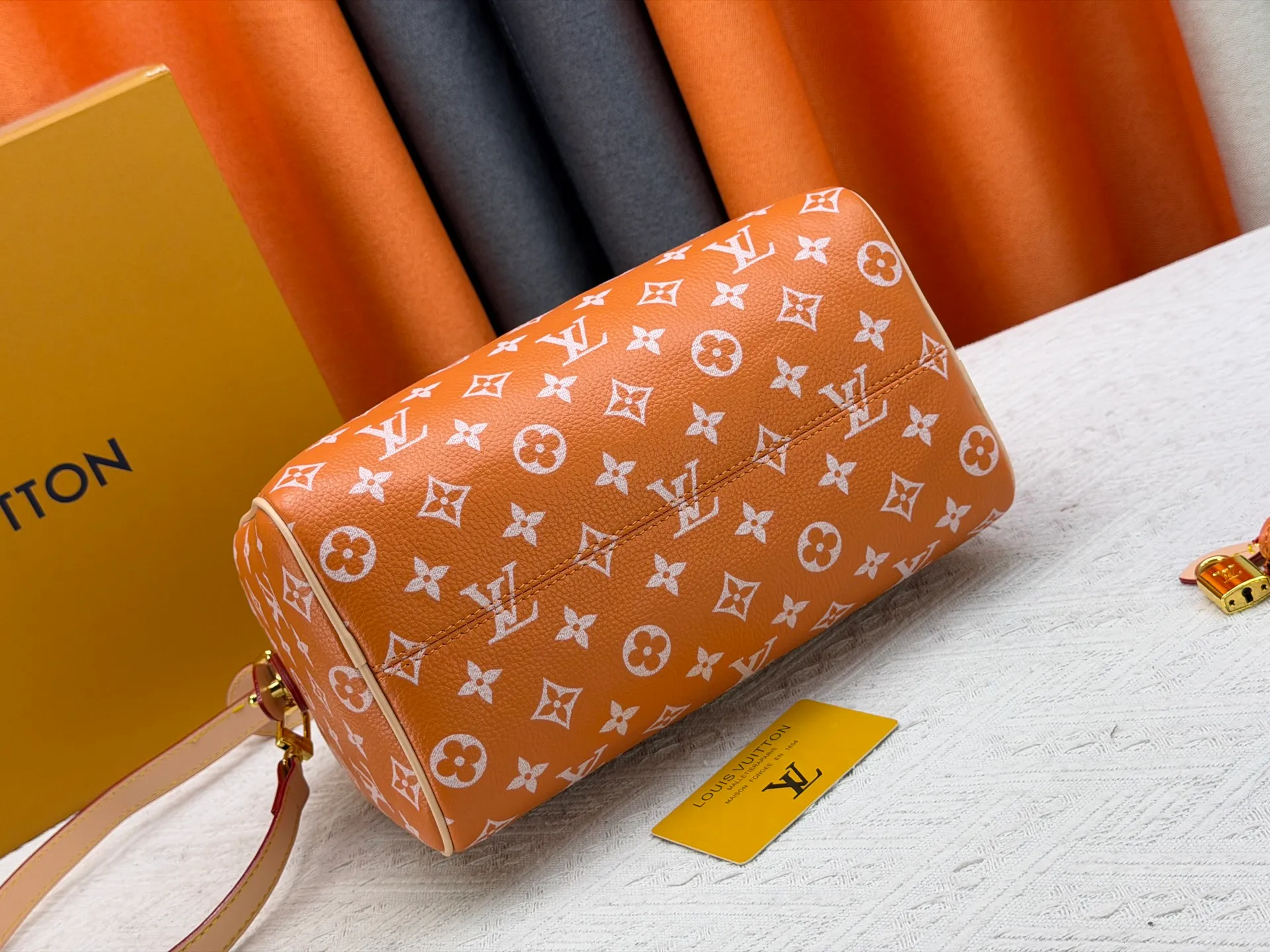 P270 Upgraded original version (with pebbled leather) M13902 M24423 M24424 M24425 M24426 M24443 M11561 M11562 M13912 Speedy Bandoulière 25 handbag is made of cow leather, showing a unique sun-kissed gradient effect. A perfect everyday choice, the Speedy comes with a removable leather storage bag lined with luxurious sheepskin leather. The double handle design combined with the adjustable and detachable shoulder strap provides a variety of carrying methods to easily cope with different occasions. Dimensions: 25.0 x 15.0 x 15.0 cm (length x height x width)