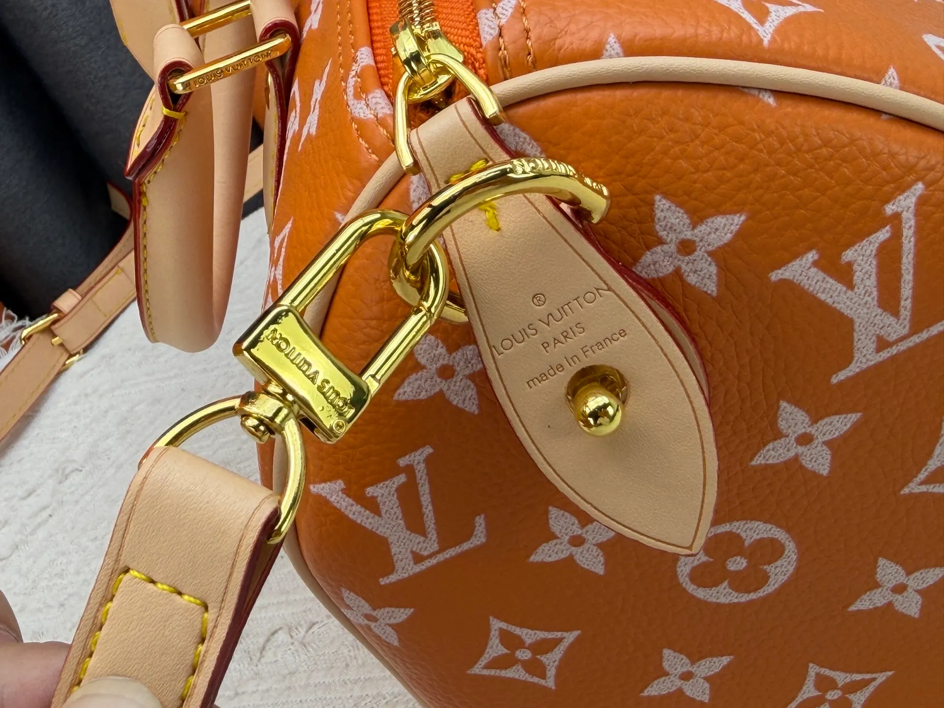 P270 Upgraded original version (with pebbled leather) M13902 M24423 M24424 M24425 M24426 M24443 M11561 M11562 M13912 Speedy Bandoulière 25 handbag is made of cow leather, showing a unique sun-kissed gradient effect. A perfect everyday choice, the Speedy comes with a removable leather storage bag lined with luxurious sheepskin leather. The double handle design combined with the adjustable and detachable shoulder strap provides a variety of carrying methods to easily cope with different occasions. Dimensions: 25.0 x 15.0 x 15.0 cm (length x height x width)