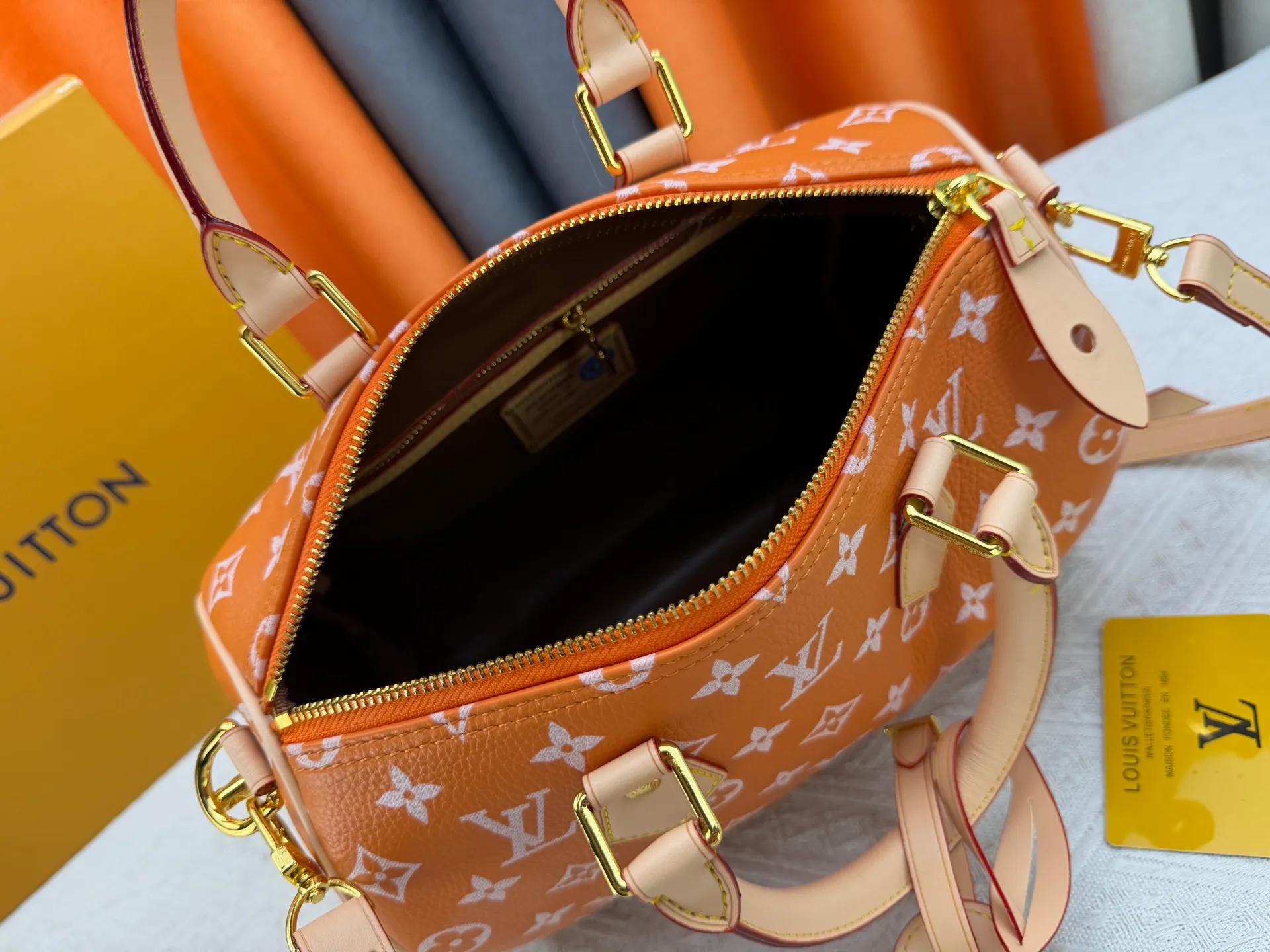 P270 Upgraded original version (with pebbled leather) M13902 M24423 M24424 M24425 M24426 M24443 M11561 M11562 M13912 Speedy Bandoulière 25 handbag is made of cow leather, showing a unique sun-kissed gradient effect. A perfect everyday choice, the Speedy comes with a removable leather storage bag lined with luxurious sheepskin leather. The double handle design combined with the adjustable and detachable shoulder strap provides a variety of carrying methods to easily cope with different occasions. Dimensions: 25.0 x 15.0 x 15.0 cm (length x height x width)