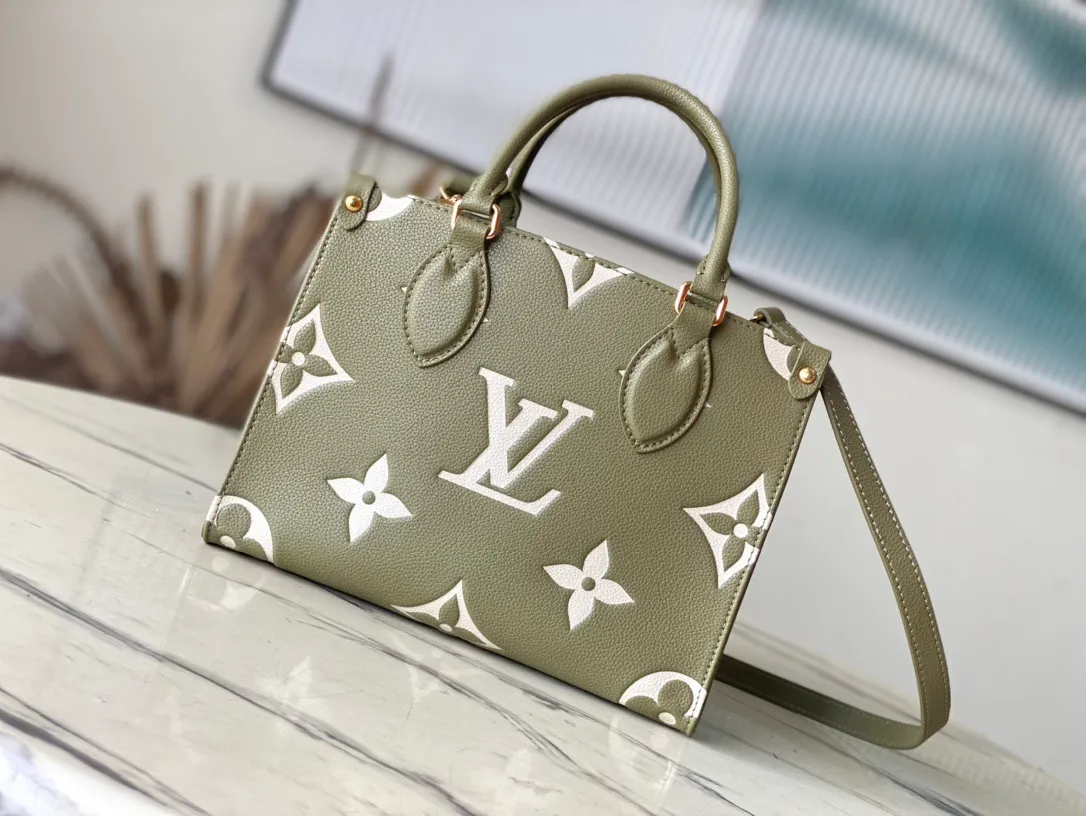 💰1040 (top layer leather) top original order M46569 new grass green This OnTheGo small handbag is made of Monogram Empreinte leather, with mild tones that set off the LV letters and Monogram flower embossing, making the compact and square shape shimmer. The rolled top handle and detachable shoulder strap make it easy to carry small items like your iPad Mini. Dimensions: 25 x 19 x 11.5 cm