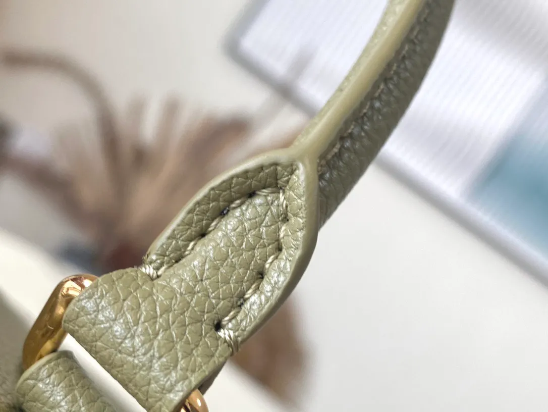 💰1040 (top layer leather) top original order M46569 new grass green This OnTheGo small handbag is made of Monogram Empreinte leather, with mild tones that set off the LV letters and Monogram flower embossing, making the compact and square shape shimmer. The rolled top handle and detachable shoulder strap make it easy to carry small items like your iPad Mini. Dimensions: 25 x 19 x 11.5 cm