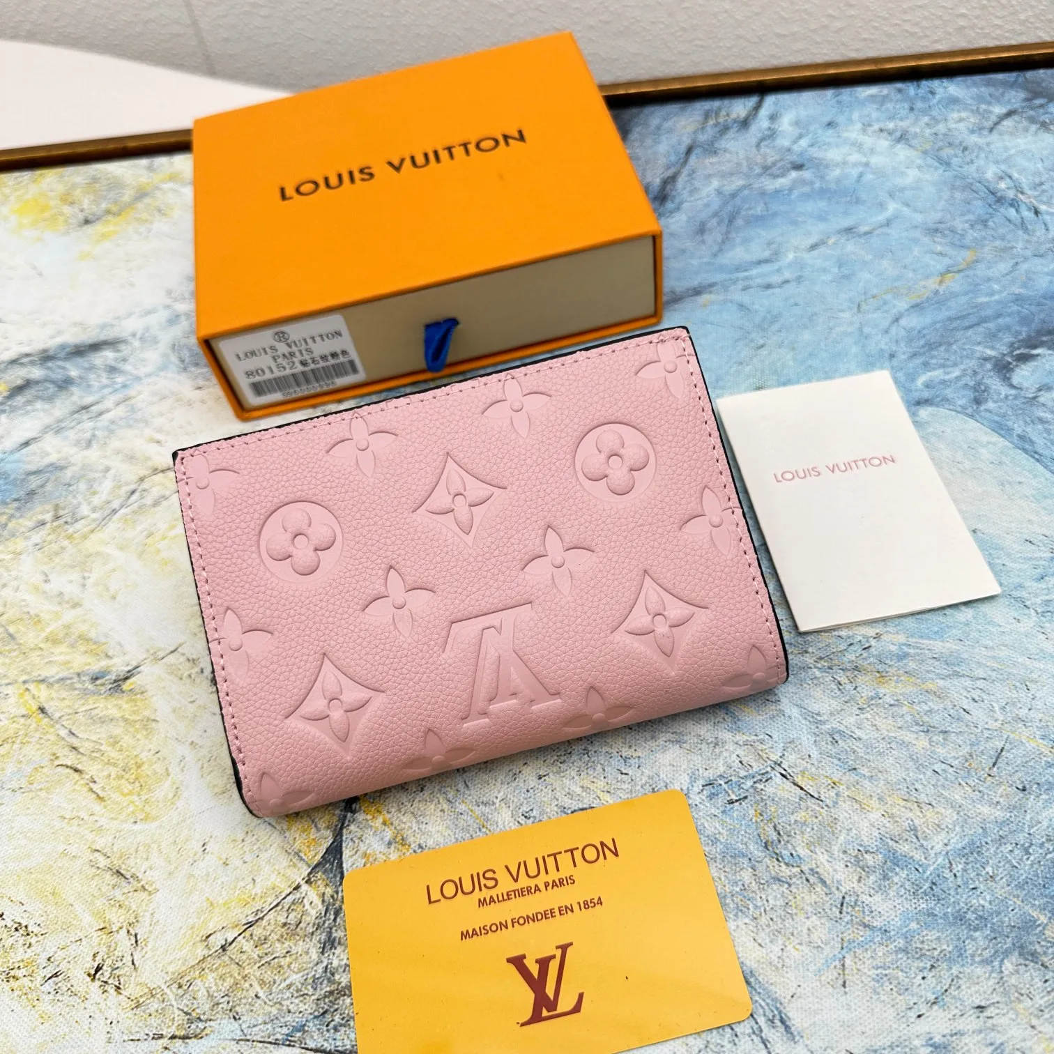 💰150 💎Top original version 🇫🇷 This Cléa wallet is made of Monogram Empreinte soft grained cowhide, embellished with Louis Vuitton's iconic Monogram embossed pattern. It has a stylish design, is exquisite and compact but has a spacious capacity. It is equipped with an external patch pocket, zipper coin pocket, banknote compartment and six credit card slots. Model: M80152 M80151 Dimensions: 12 x 9 x 3.5