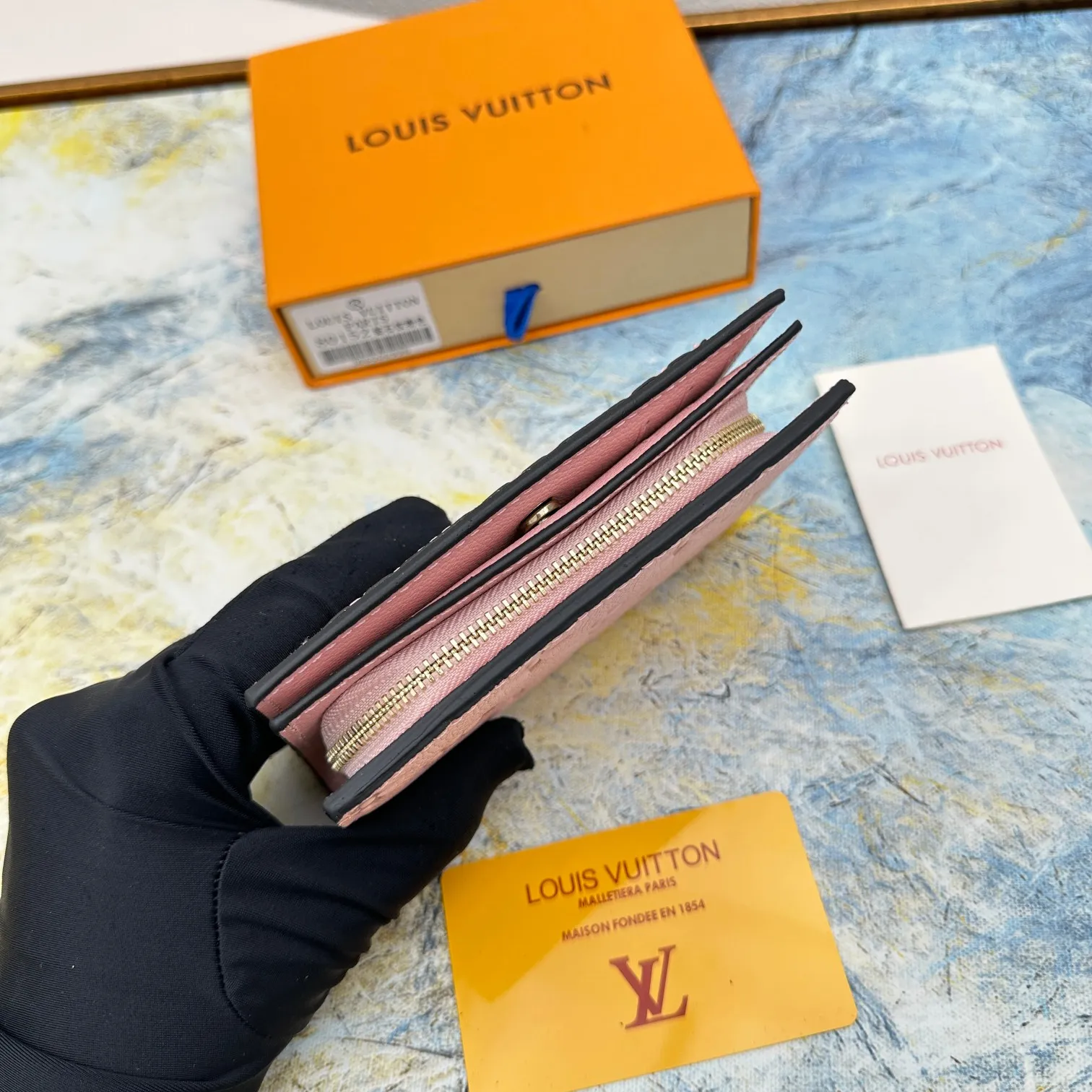 💰150 💎Top original version 🇫🇷 This Cléa wallet is made of Monogram Empreinte soft grained cowhide, embellished with Louis Vuitton's iconic Monogram embossed pattern. It has a stylish design, is exquisite and compact but has a spacious capacity. It is equipped with an external patch pocket, zipper coin pocket, banknote compartment and six credit card slots. Model: M80152 M80151 Dimensions: 12 x 9 x 3.5