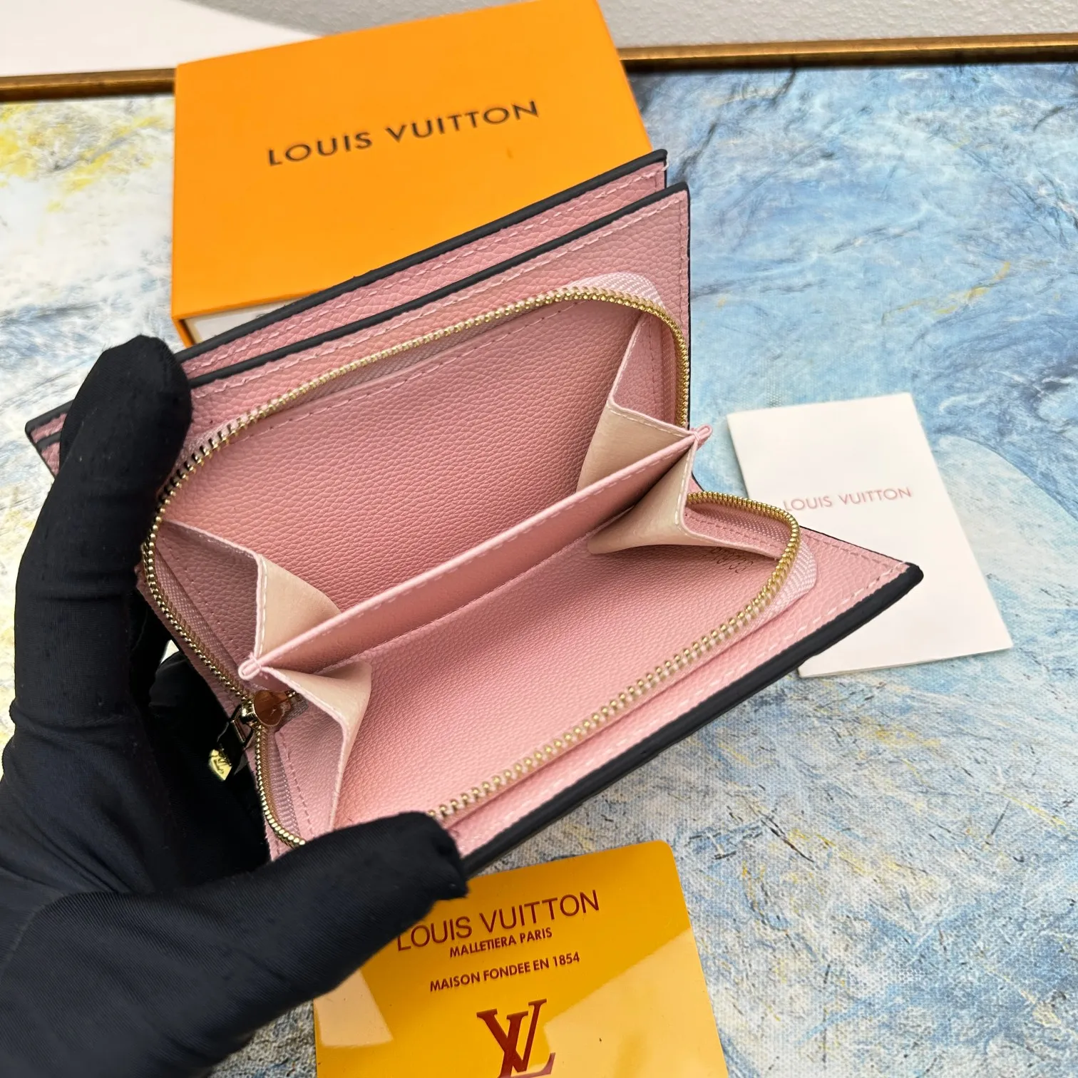 💰150 💎Top original version 🇫🇷 This Cléa wallet is made of Monogram Empreinte soft grained cowhide, embellished with Louis Vuitton's iconic Monogram embossed pattern. It has a stylish design, is exquisite and compact but has a spacious capacity. It is equipped with an external patch pocket, zipper coin pocket, banknote compartment and six credit card slots. Model: M80152 M80151 Dimensions: 12 x 9 x 3.5