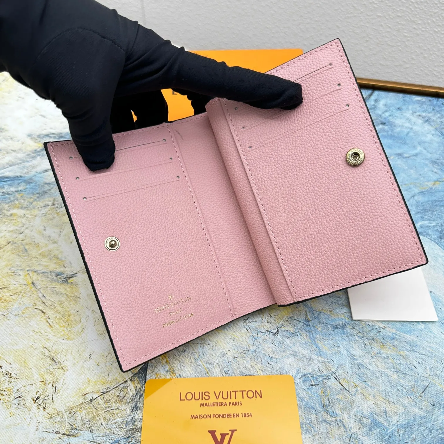 💰150 💎Top original version 🇫🇷 This Cléa wallet is made of Monogram Empreinte soft grained cowhide, embellished with Louis Vuitton's iconic Monogram embossed pattern. It has a stylish design, is exquisite and compact but has a spacious capacity. It is equipped with an external patch pocket, zipper coin pocket, banknote compartment and six credit card slots. Model: M80152 M80151 Dimensions: 12 x 9 x 3.5
