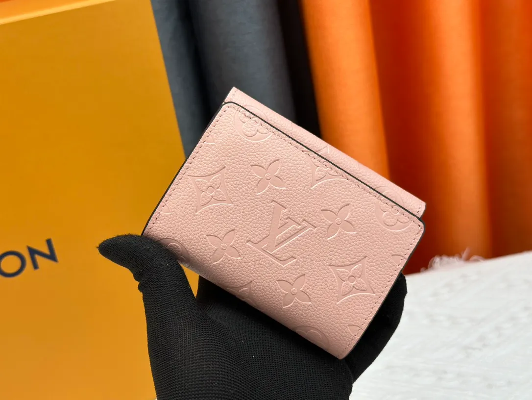 P160, Wallet [Metis Short Wallet-] M80880 Black (Embossed) Inheriting the inspiration of the Métis leather goods series, the soft Monogram Empreinte leather is embossed with the classic Monogram pattern. The pocket S-lock lock secures the flap, continuing the classic Louis Vuitton hard case elements. The elegant construction offers ample interior space, including a zipped accordion coin pocket, patch pockets and card slots.  Dimensions: 11.5 x 8.5 x 4.0 cm