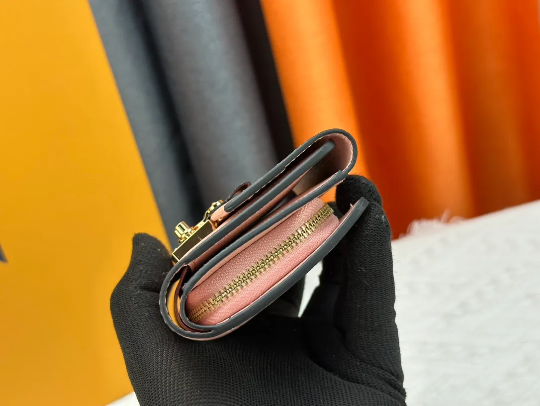 P160, Wallet [Metis Short Wallet-] M80880 Black (Embossed) Inheriting the inspiration of the Métis leather goods series, the soft Monogram Empreinte leather is embossed with the classic Monogram pattern. The pocket S-lock lock secures the flap, continuing the classic Louis Vuitton hard case elements. The elegant construction offers ample interior space, including a zipped accordion coin pocket, patch pockets and card slots.  Dimensions: 11.5 x 8.5 x 4.0 cm